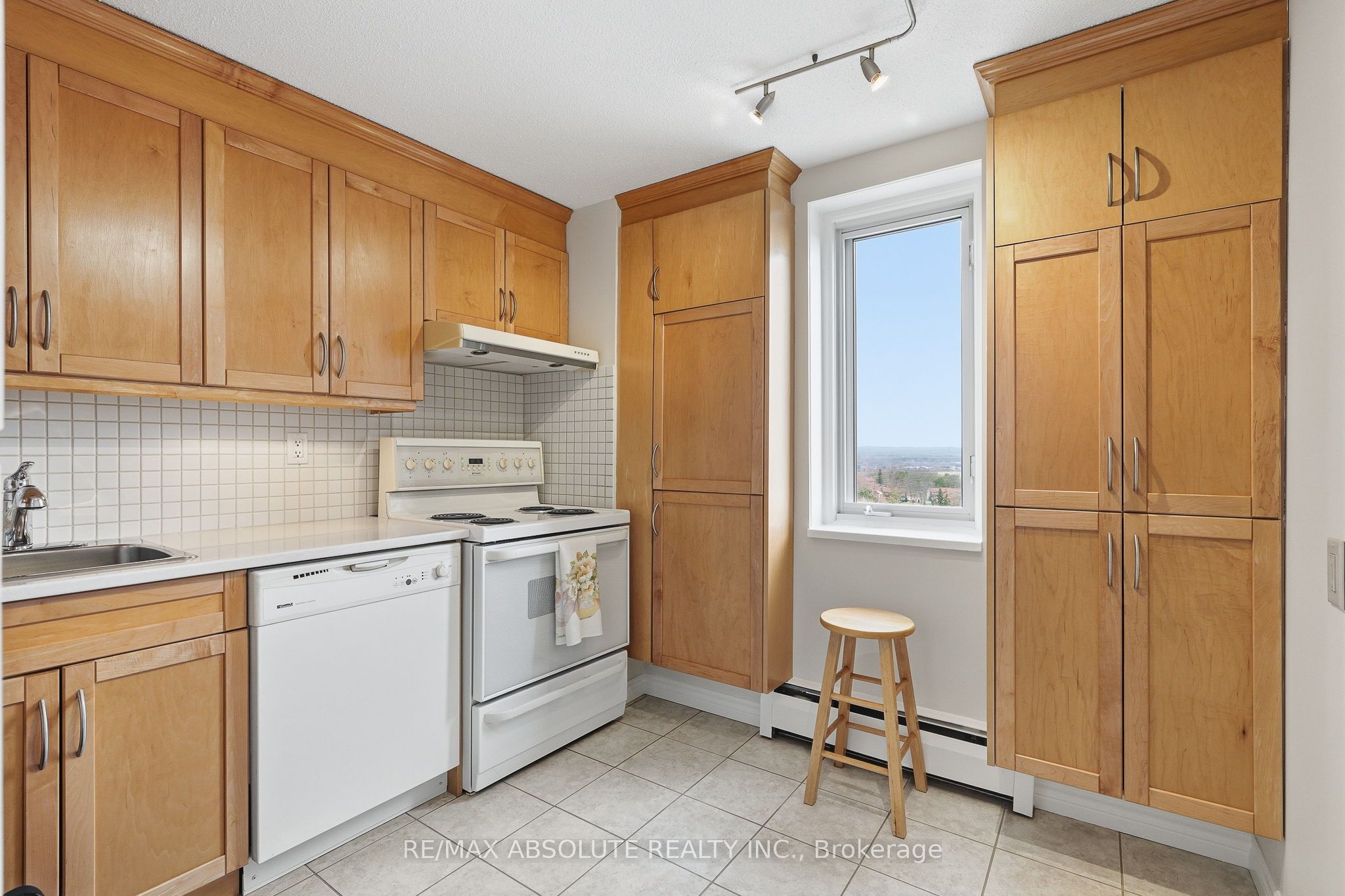 915 Elmsmere Road 1010 Property Photo 14