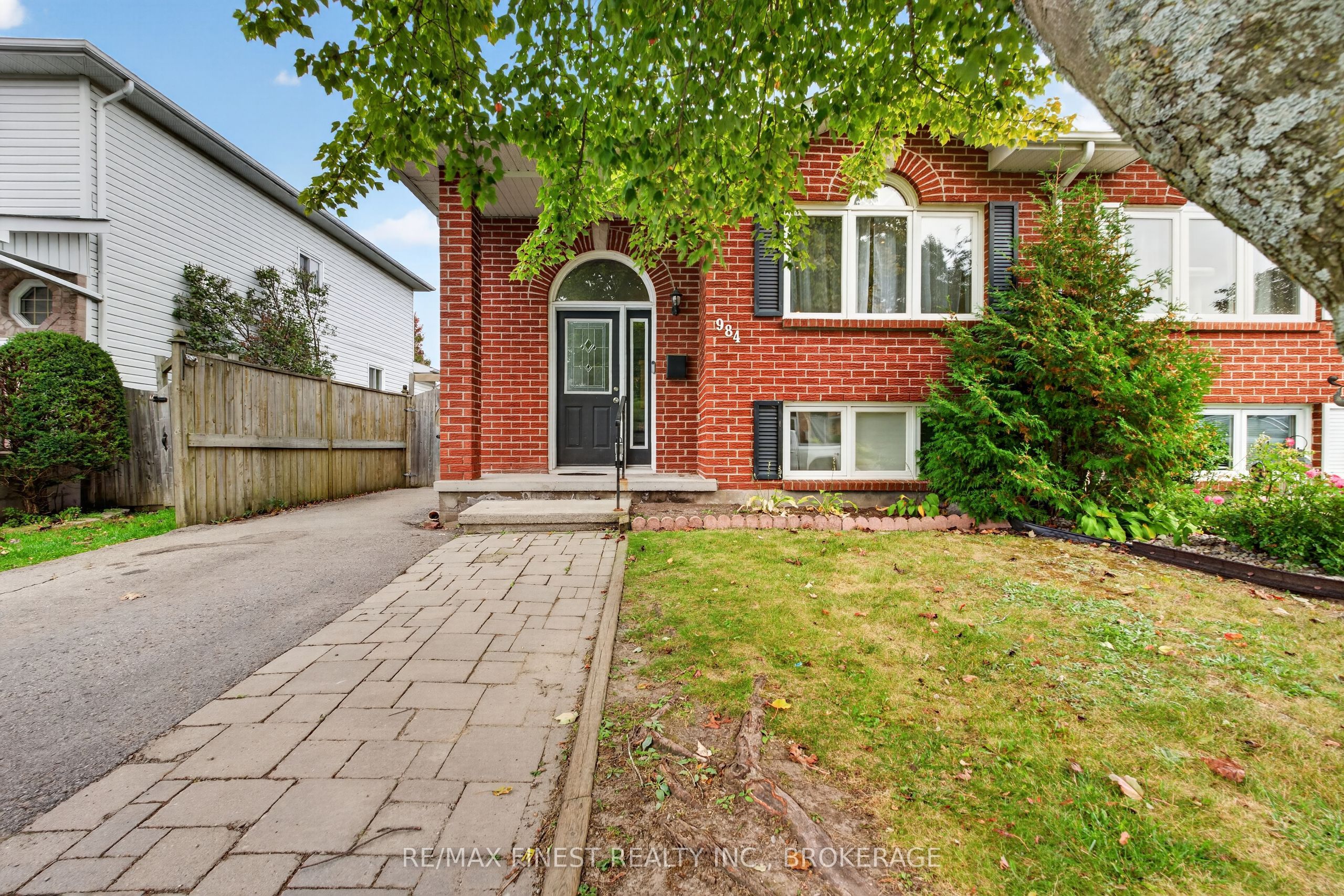984 Waterbury Crescent Property Photo 1