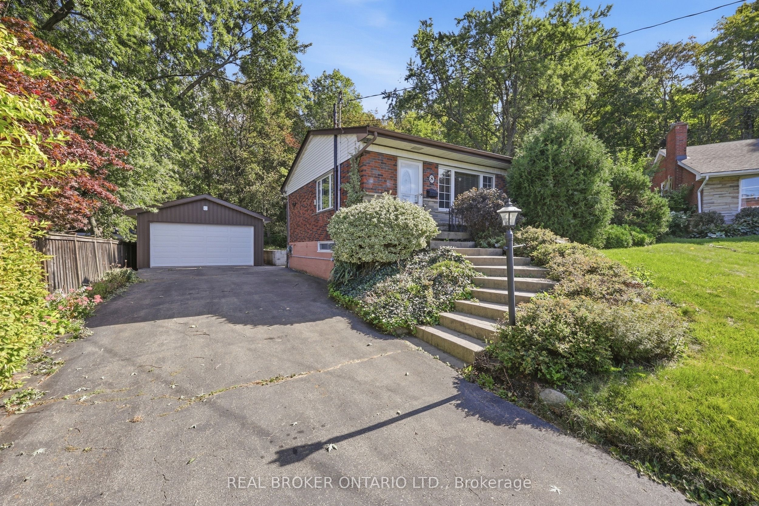 8 Hill Place Property Photo 3