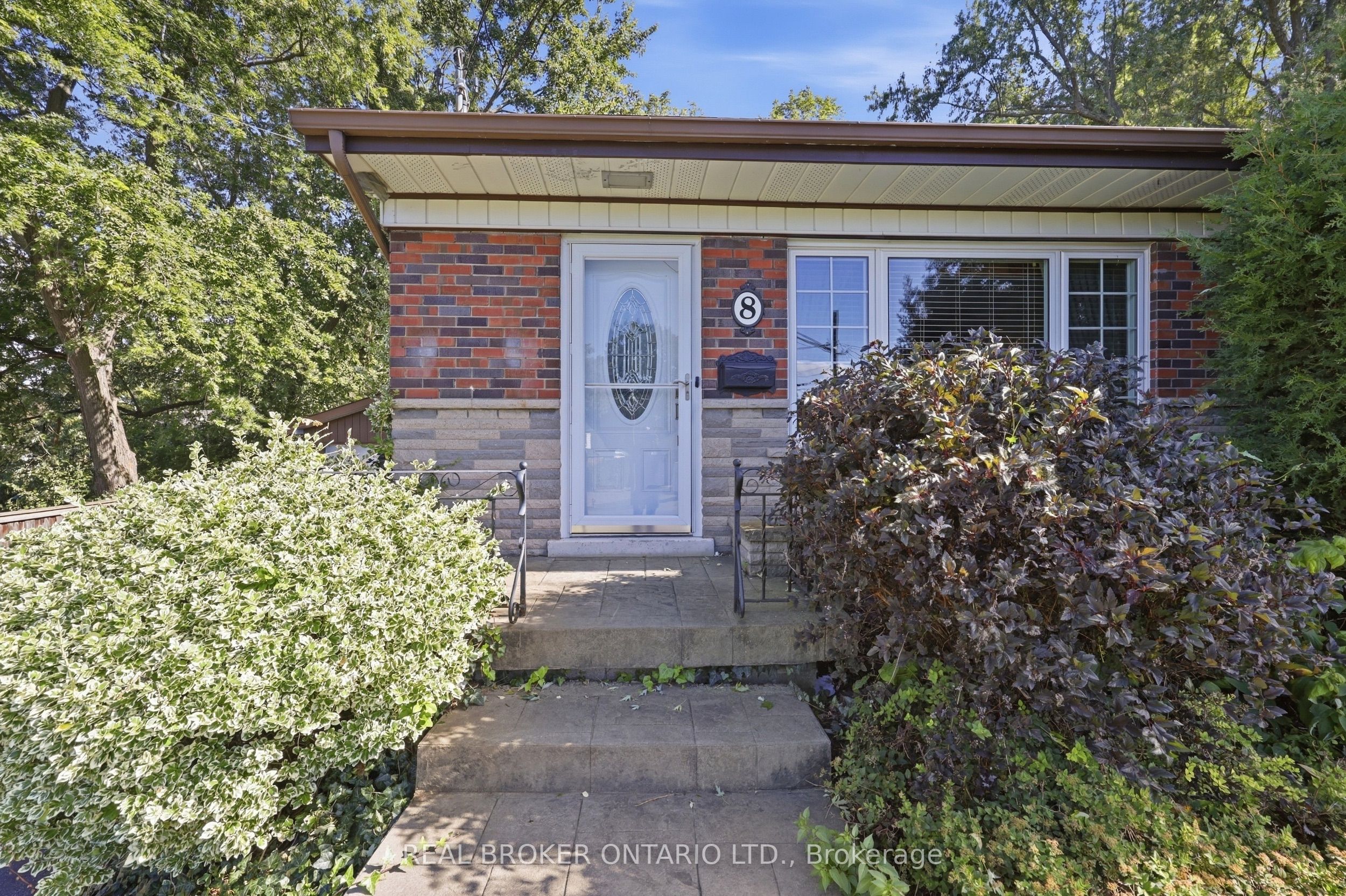 8 Hill Place Property Photo 4