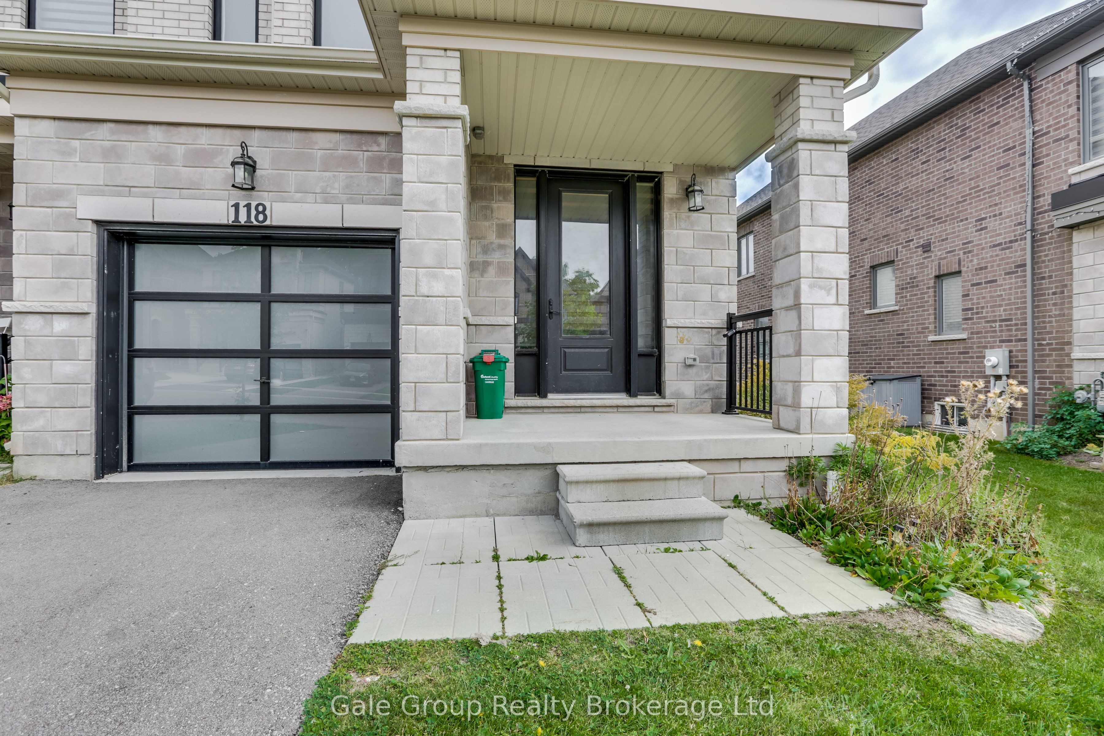 118 Huntingford Trail W Property Photo 3