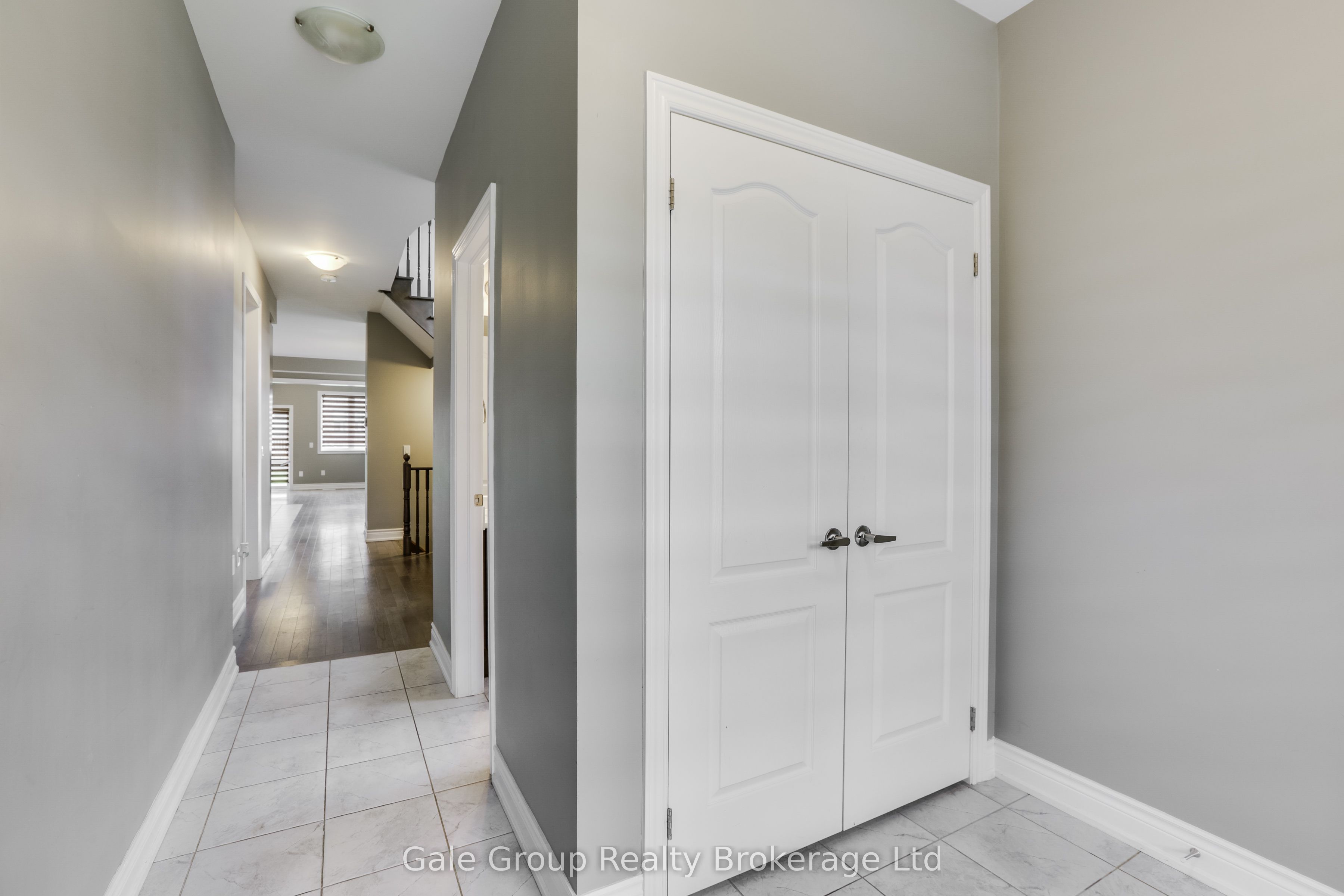 118 Huntingford Trail W Property Photo 5