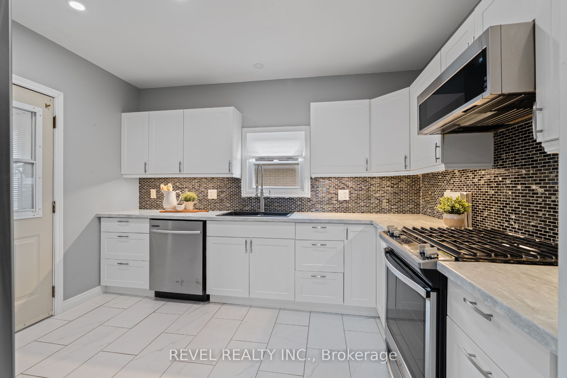 3 1/2 Dundonald Street Property Photo 13