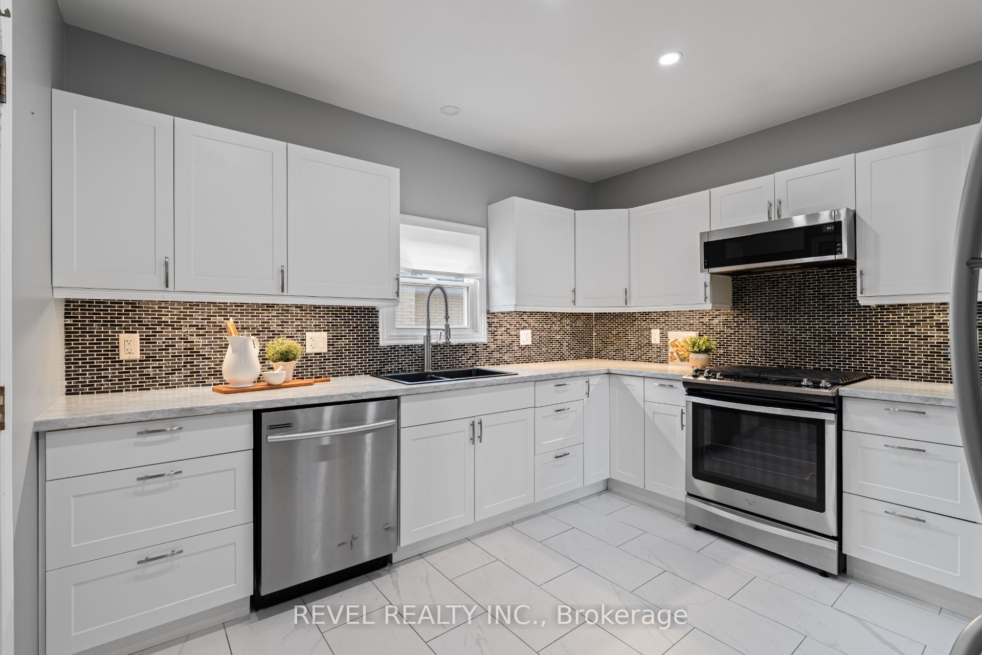 3 1/2 Dundonald Street Property Photo 15
