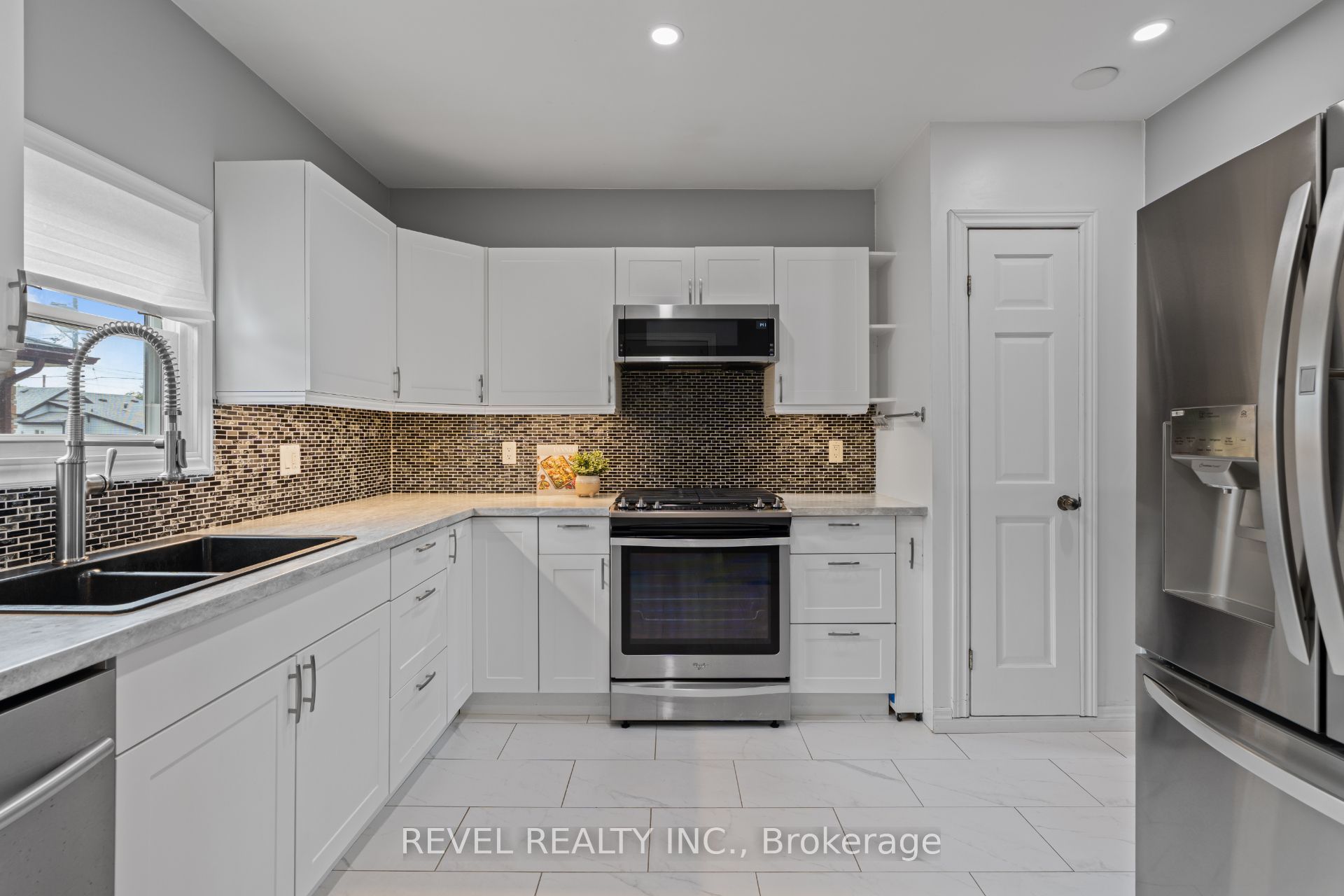 3 1/2 Dundonald Street Property Photo 16