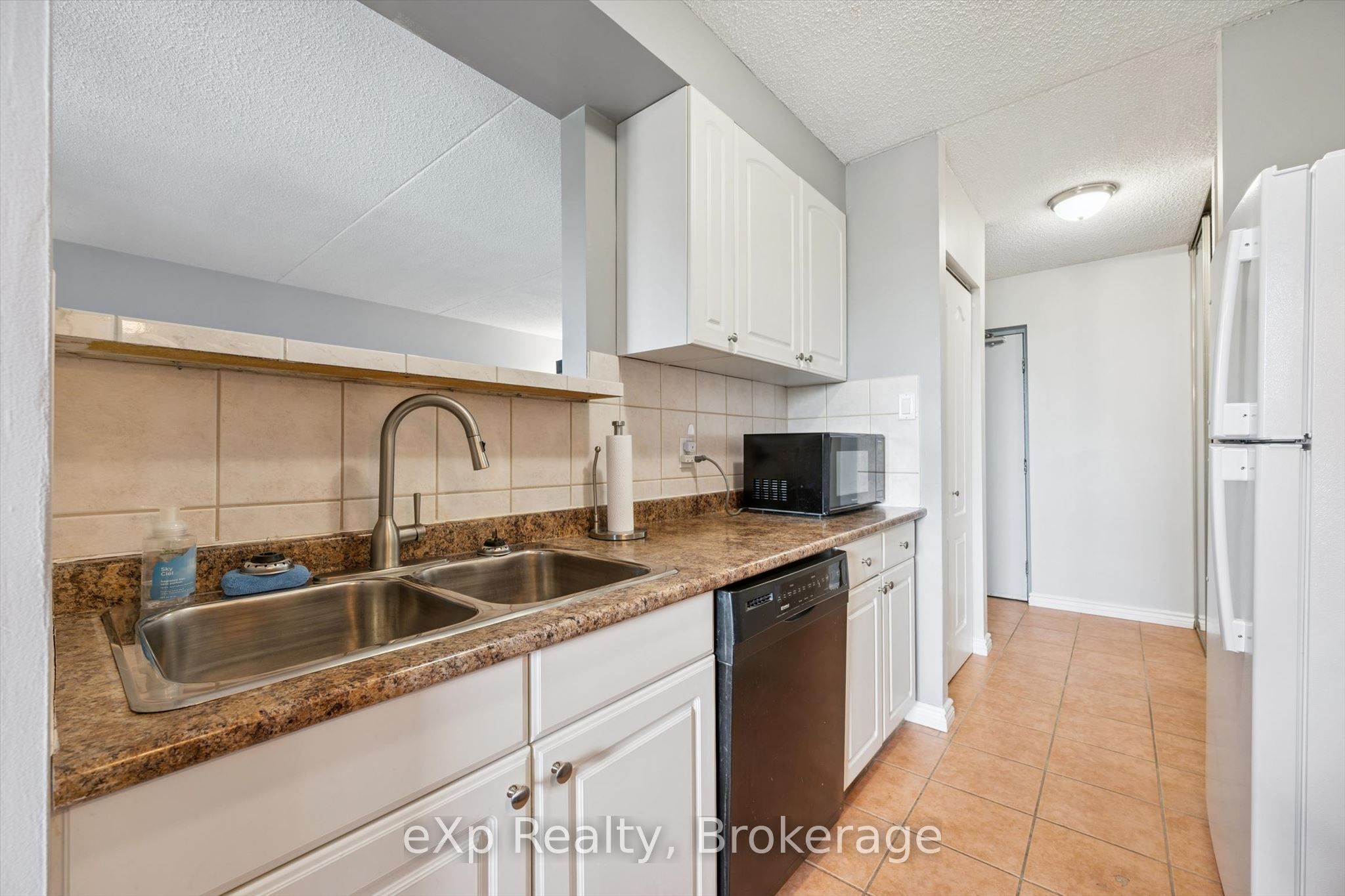 65 Silvercreek Parkway N 404 Property Photo 16