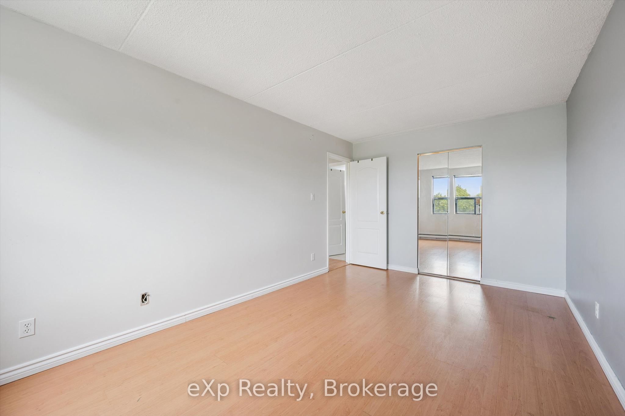 65 Silvercreek Parkway N 404 Property Photo 23