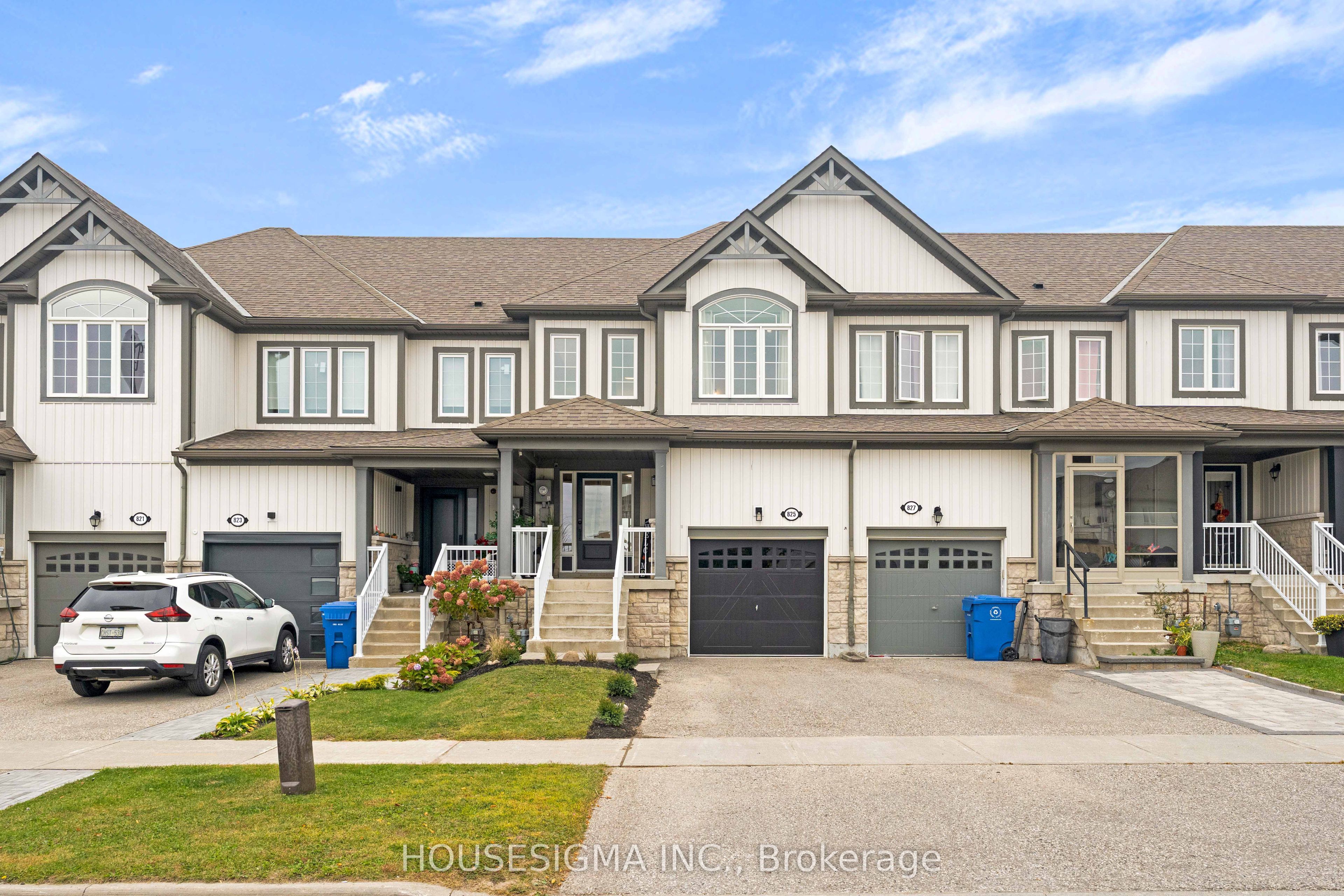 825 Cook Crescent Property Photo 2