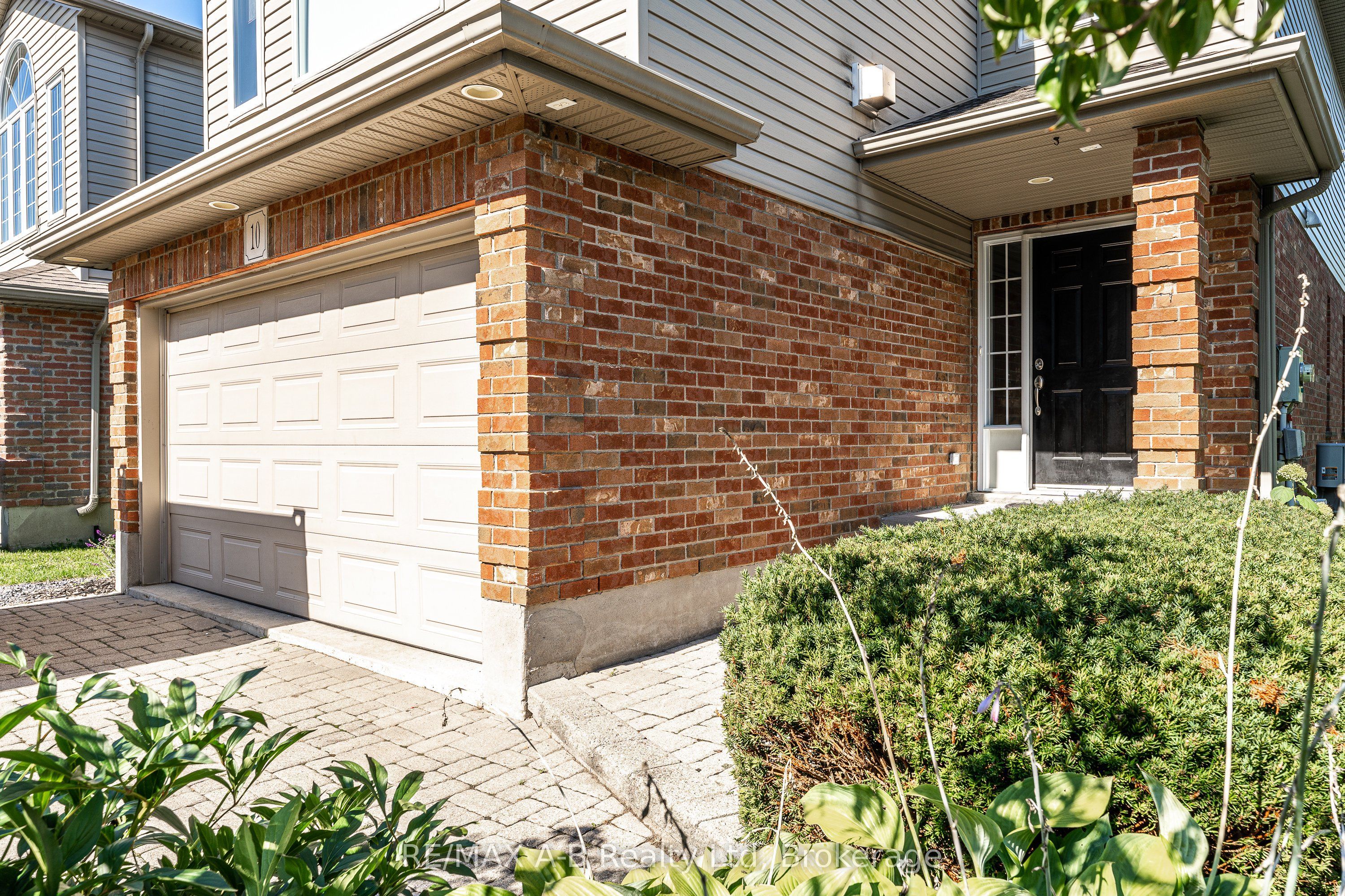 10 Buckingham Drive Property Photo 2