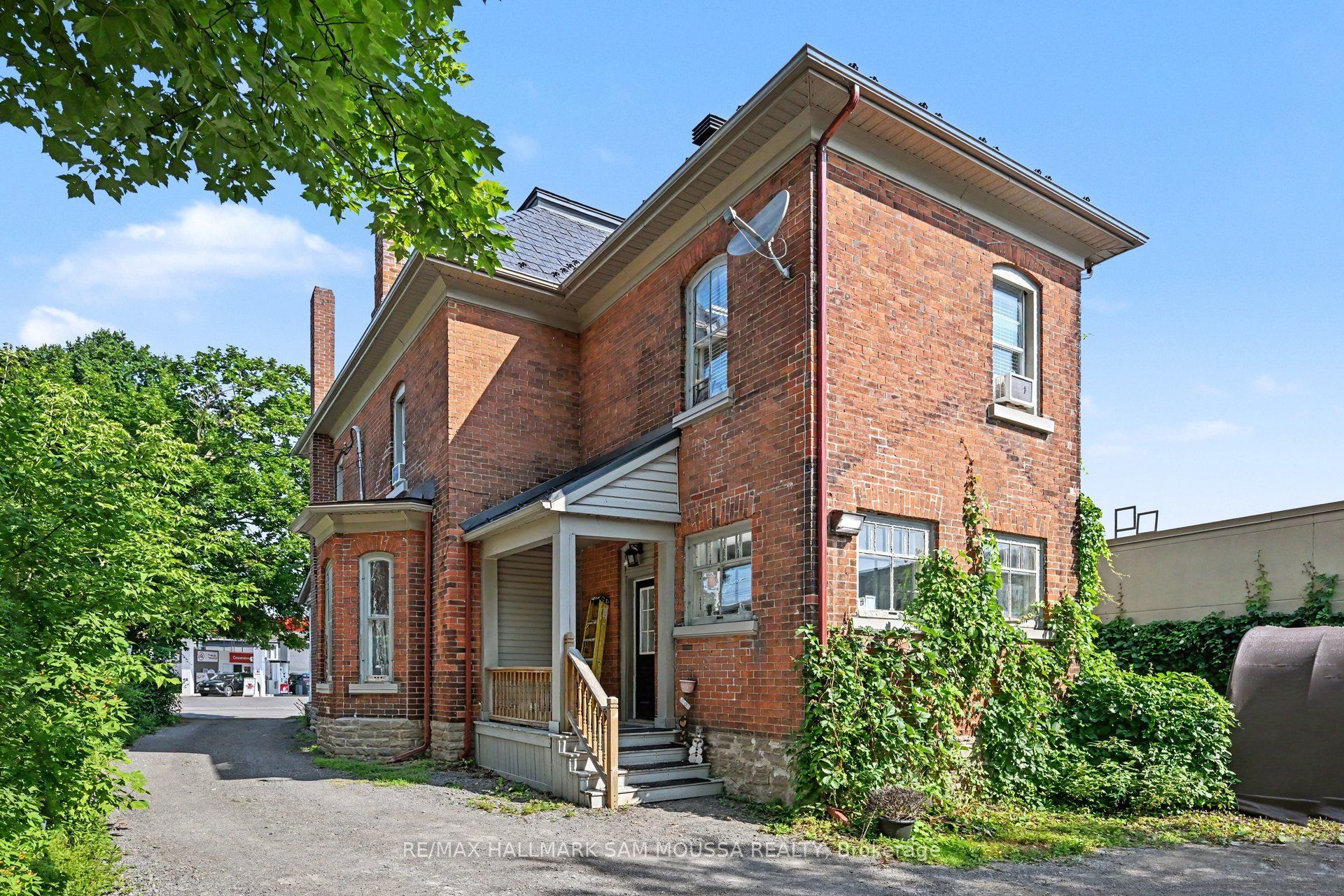 6 Lake Avenue W Property Photo 3