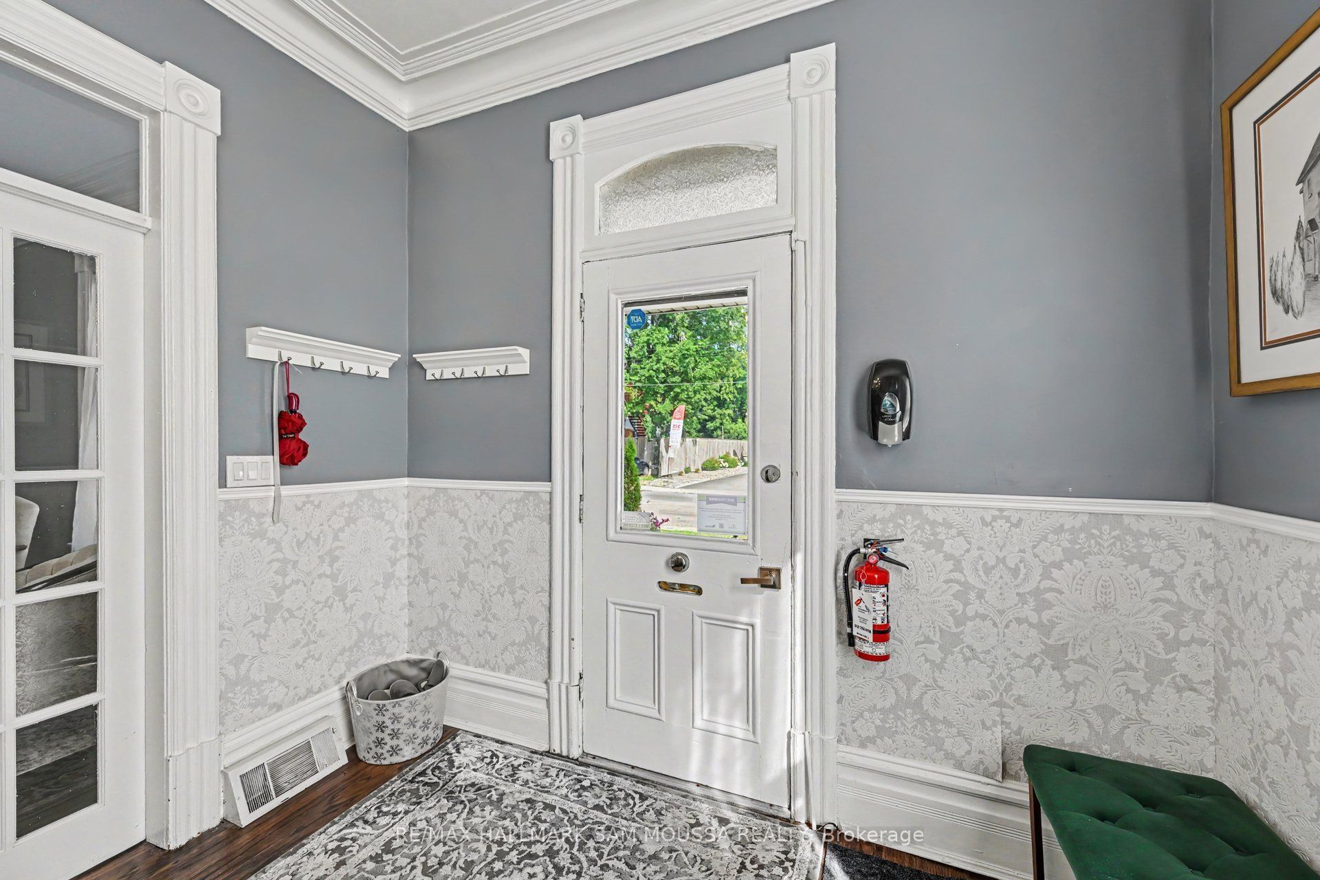 6 Lake Avenue W Property Photo 4