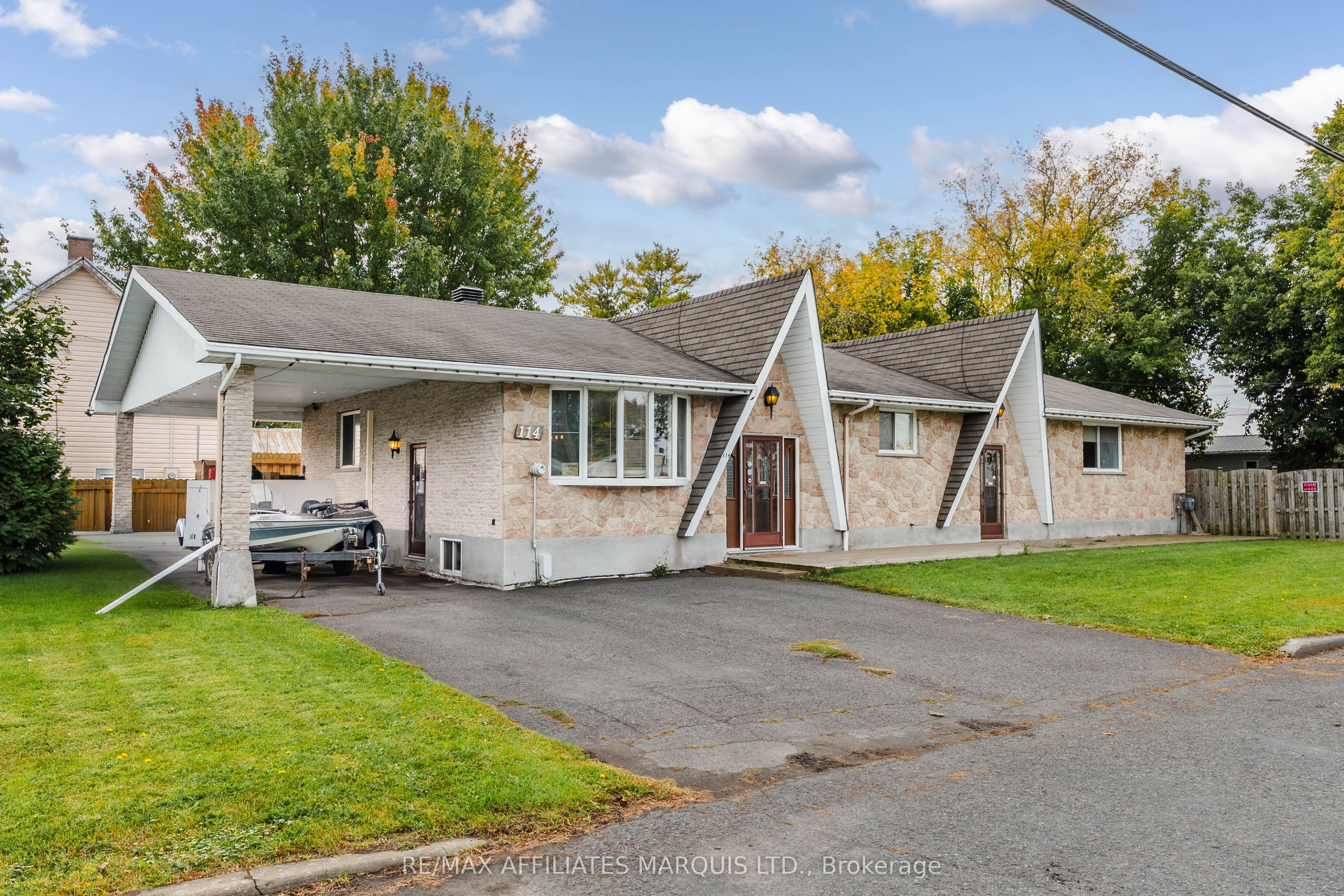 114 St George Street W Property Photo 2
