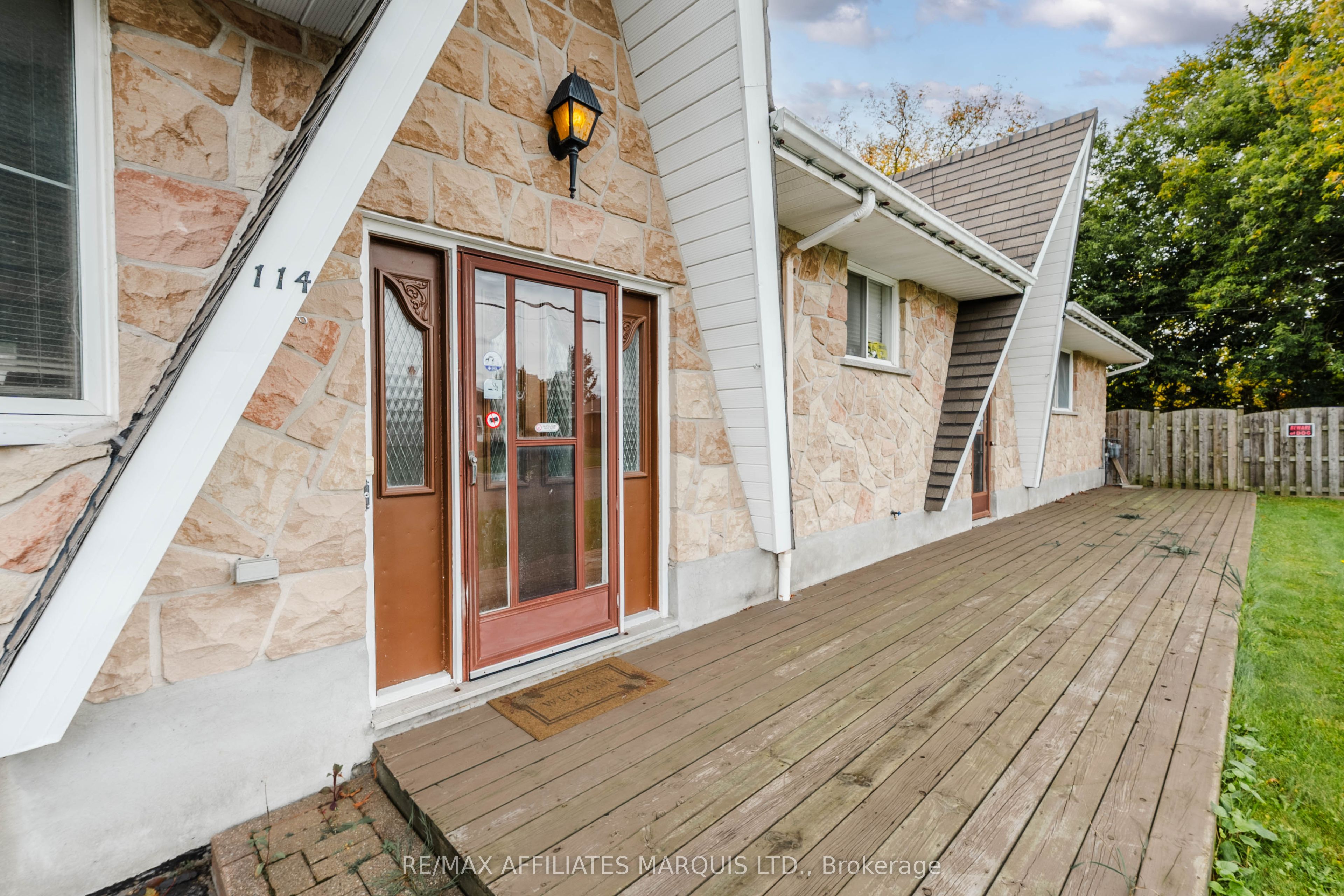 114 St George Street W Property Photo 4