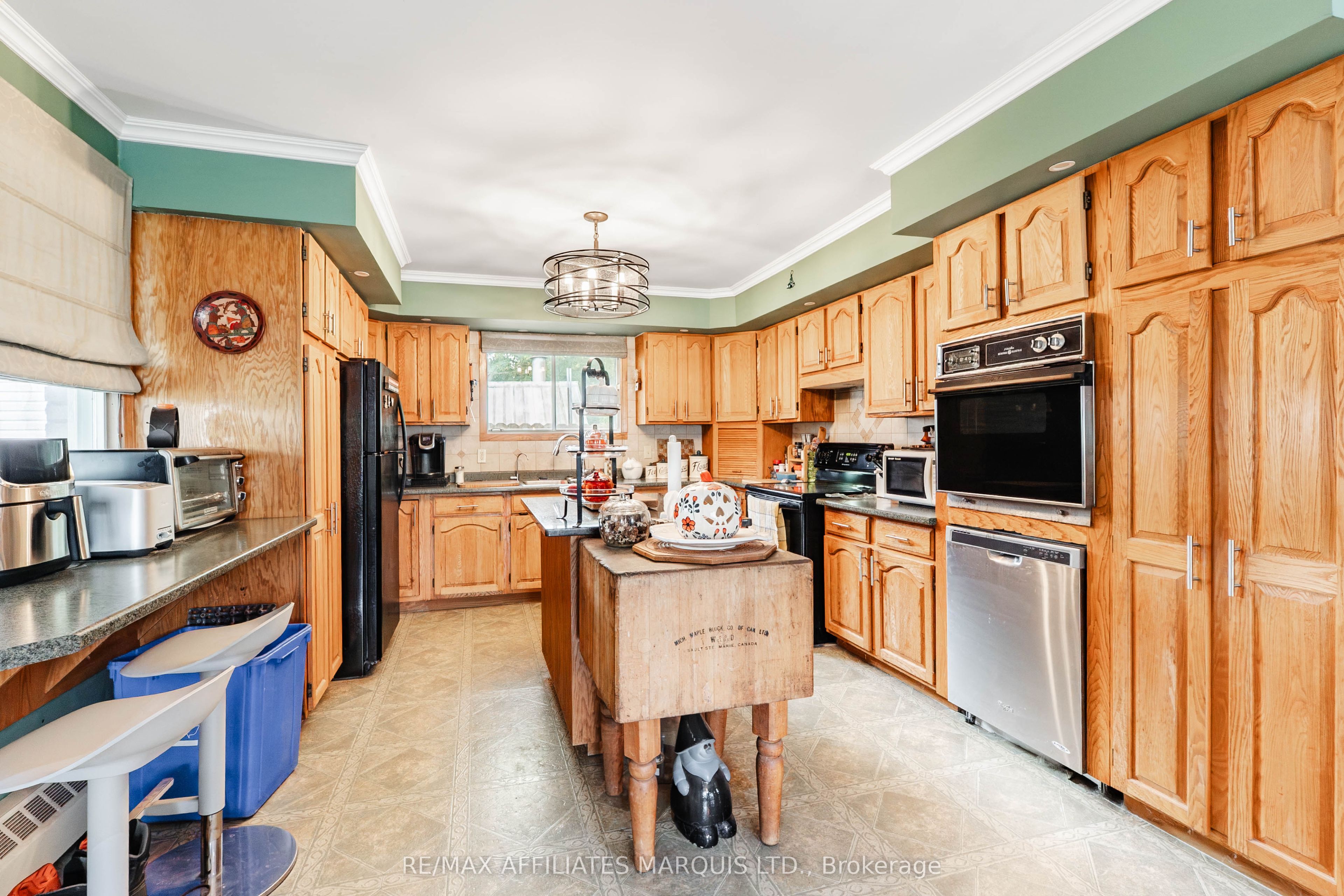 114 St George Street W Property Photo 6