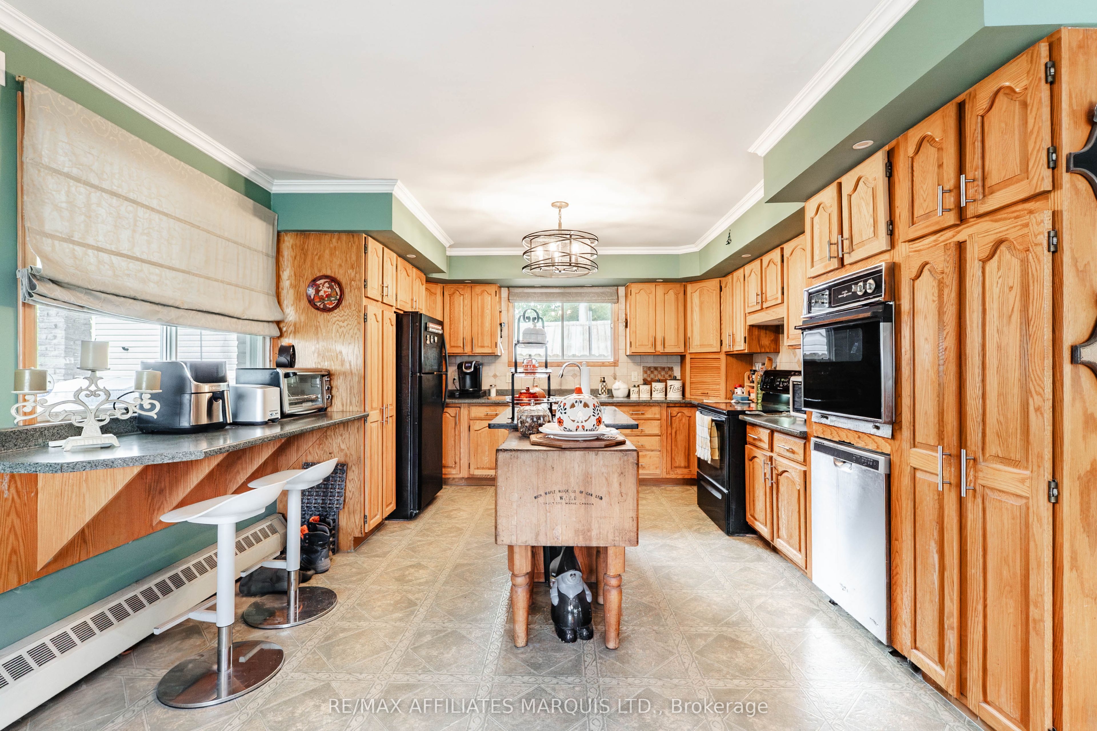 114 St George Street W Property Photo 7