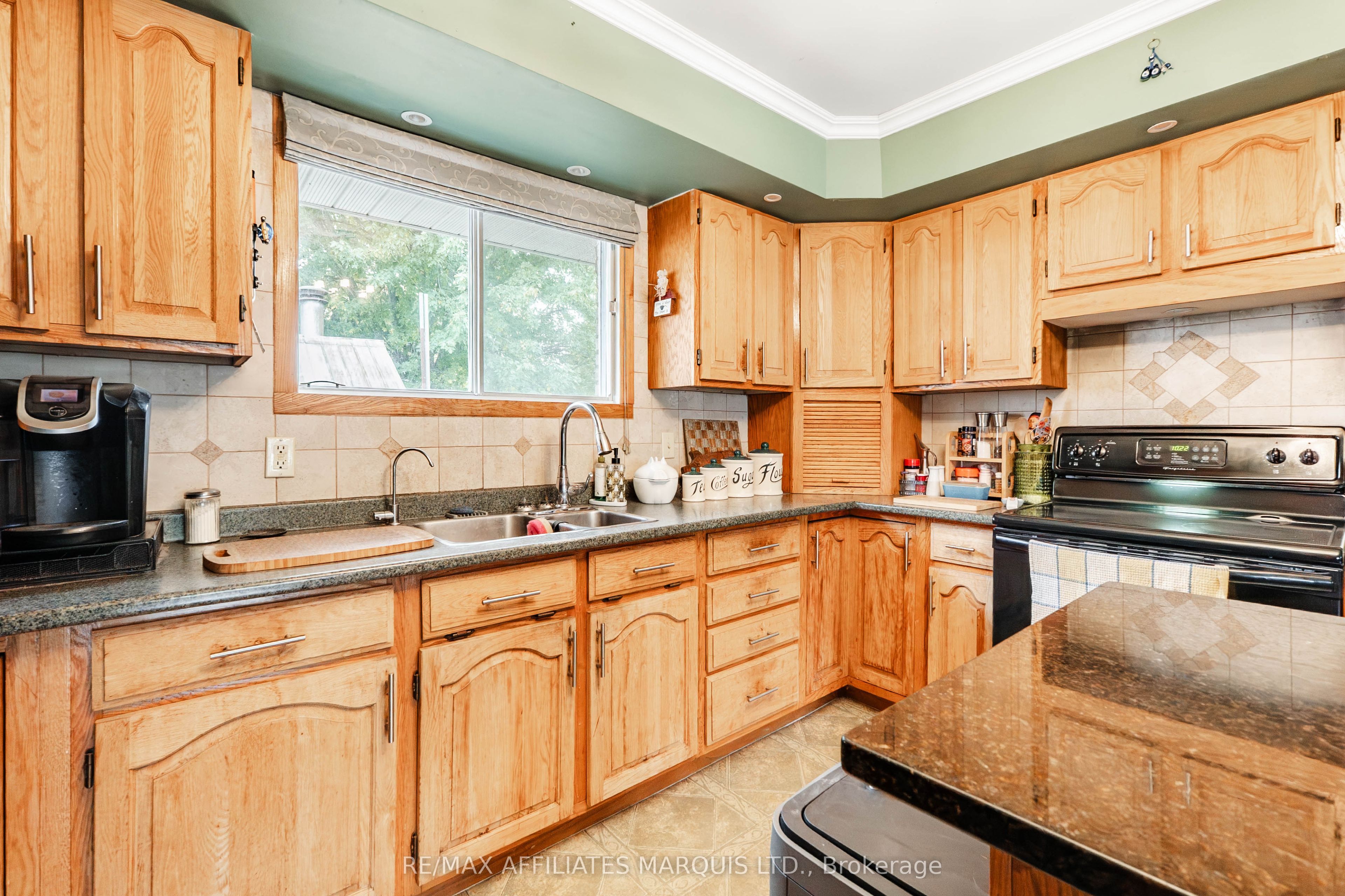 114 St George Street W Property Photo 8