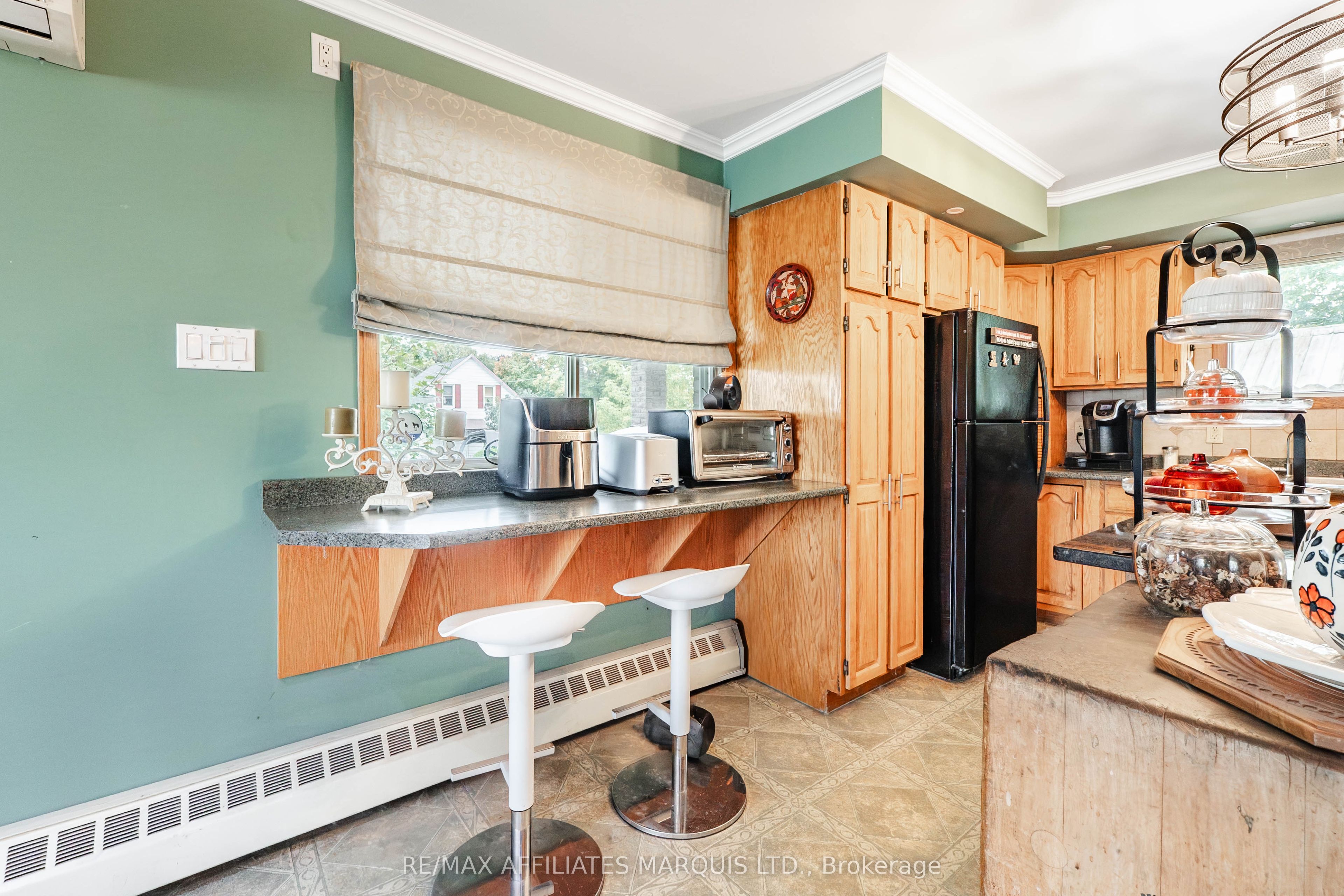 114 St George Street W Property Photo 9