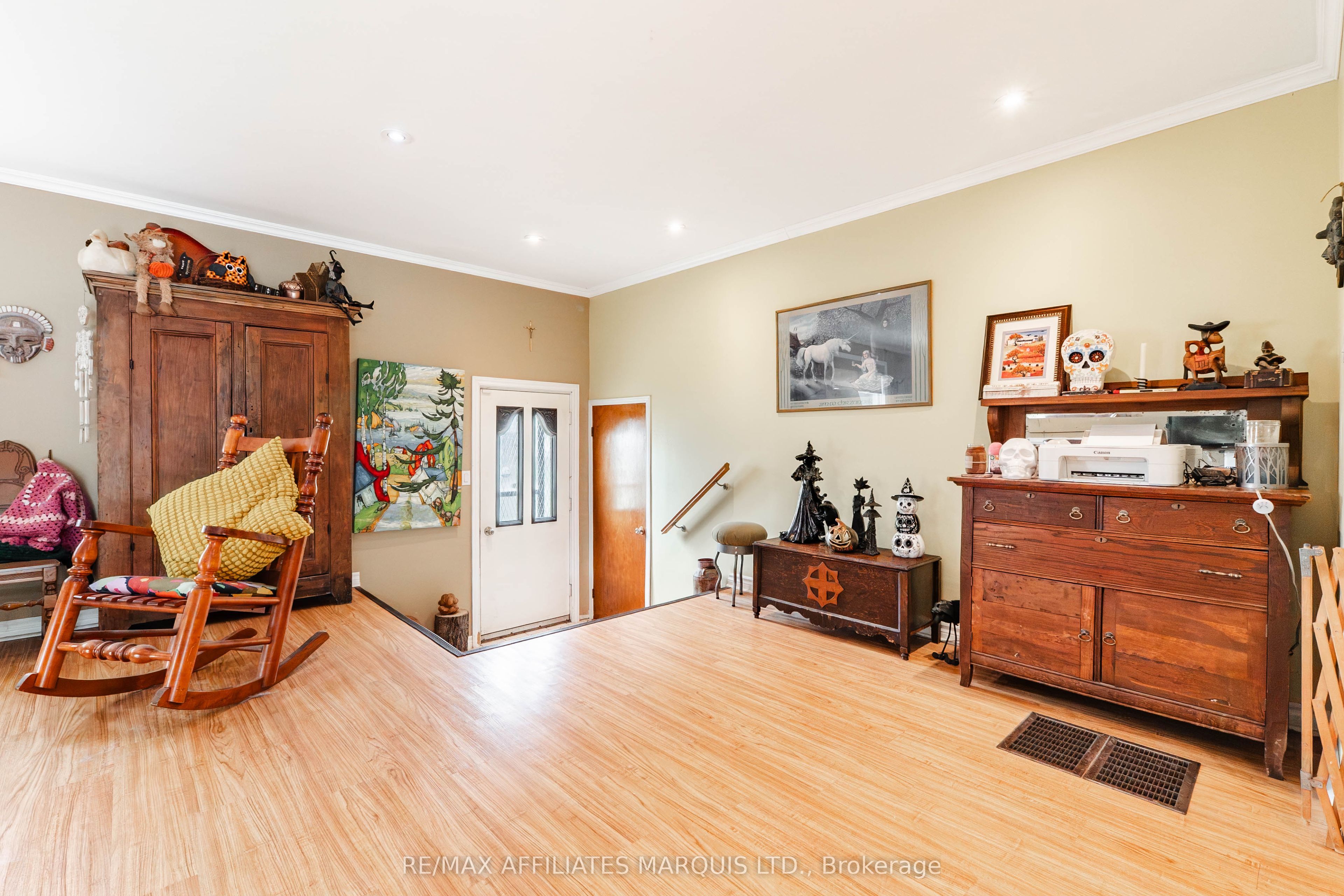 114 St George Street W Property Photo 25