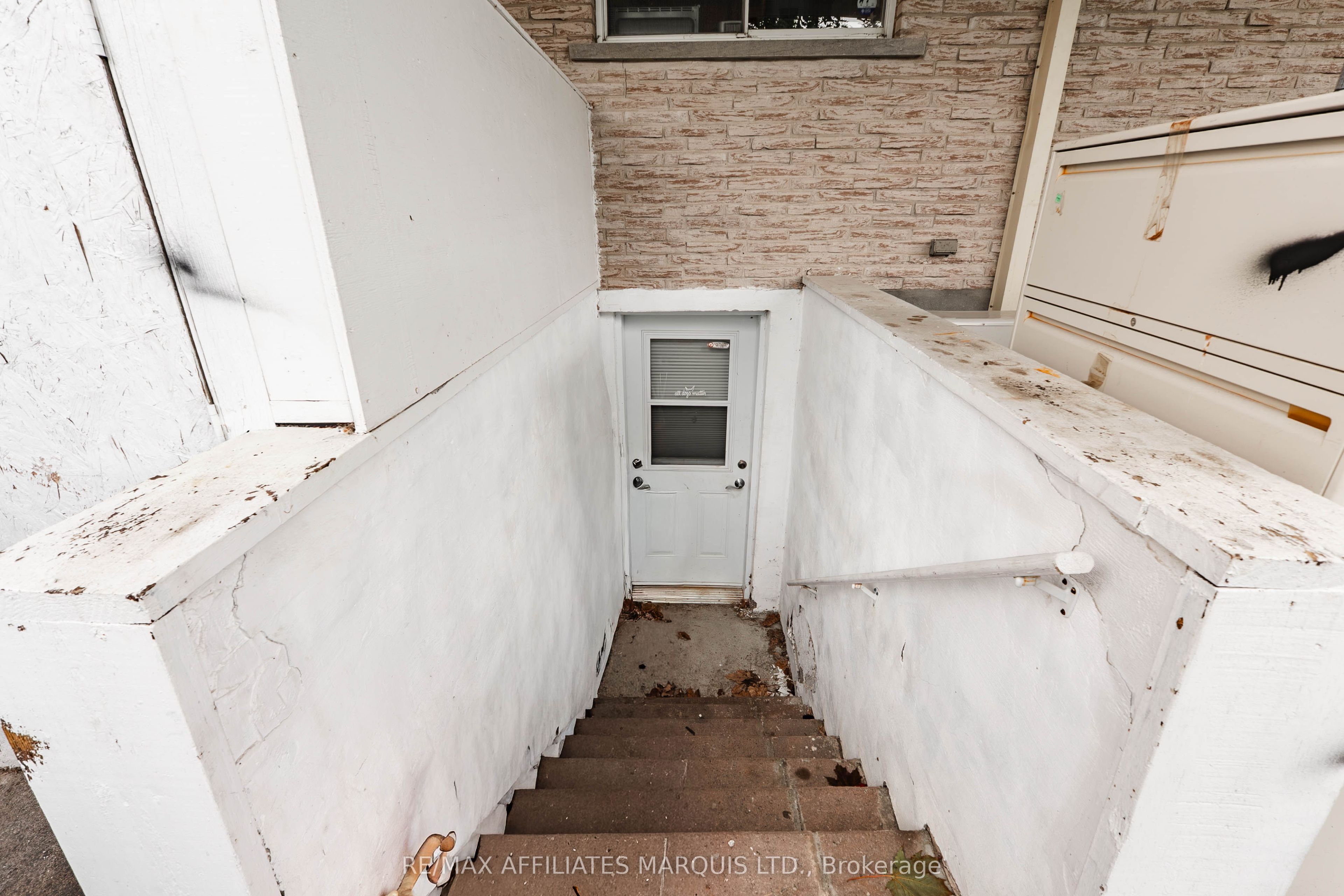 114 St George Street W Property Photo 37