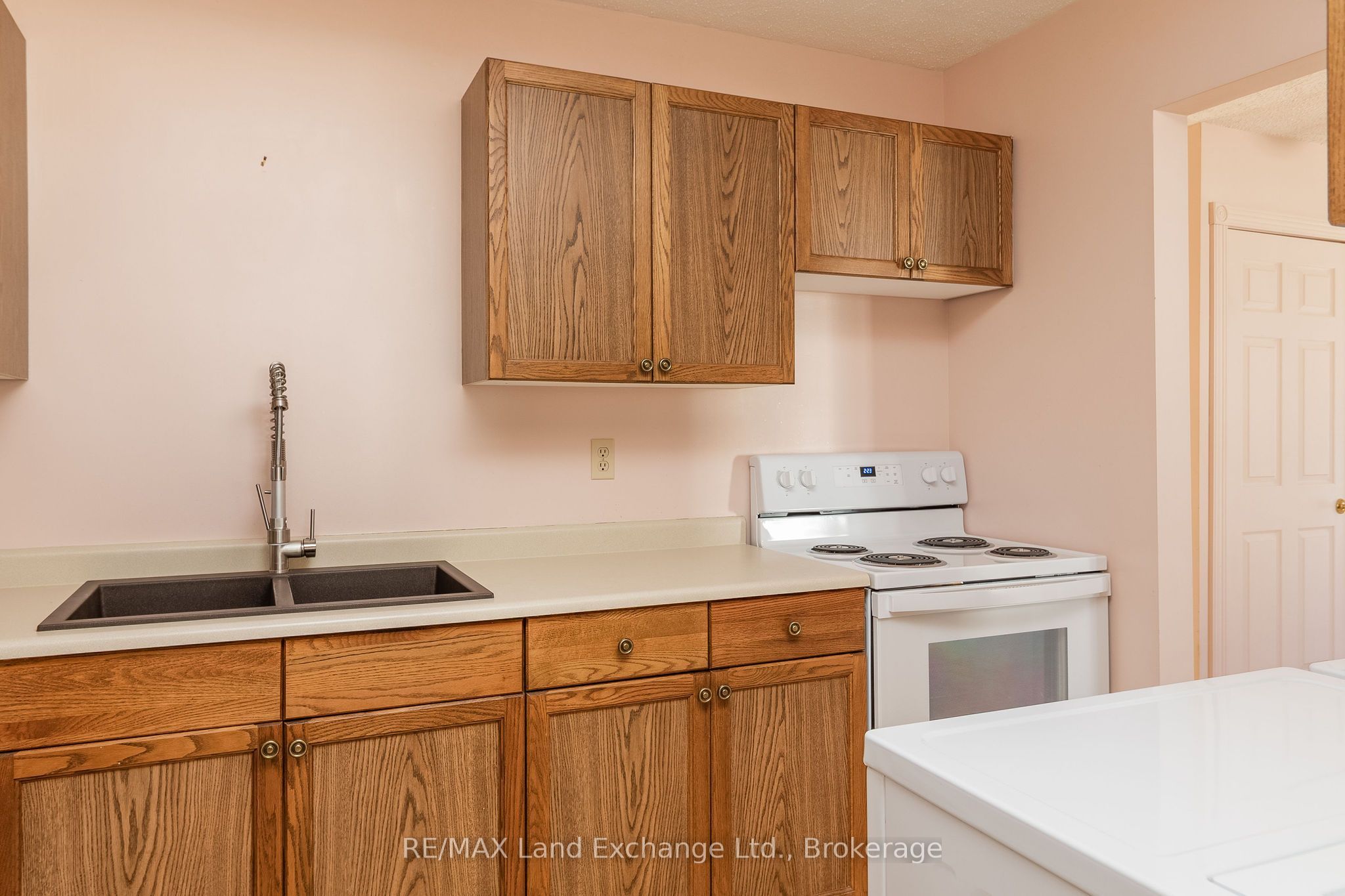 303 Waterloo Street 20 Property Photo 7