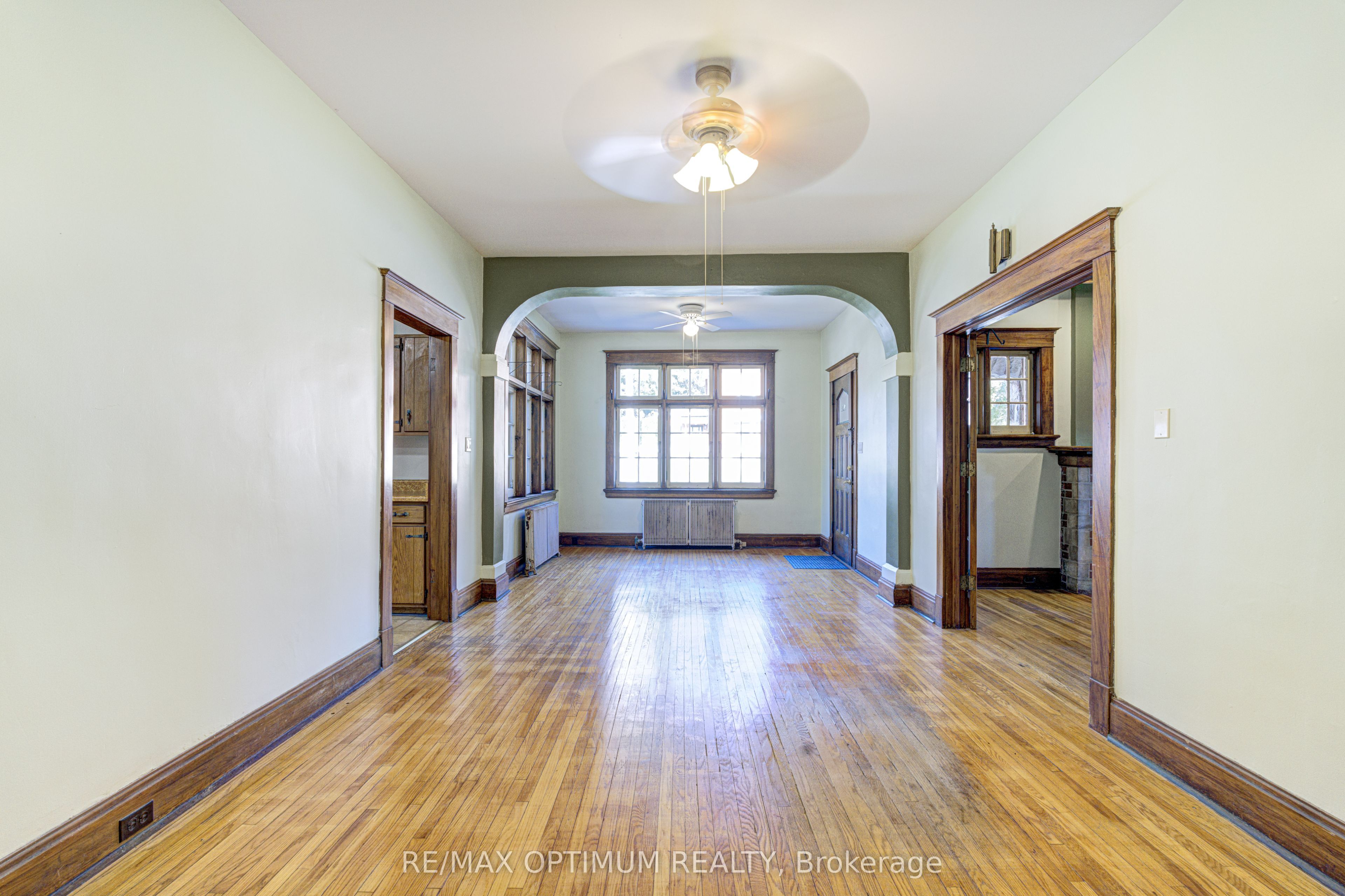 916 Queenston Road Property Photo 10