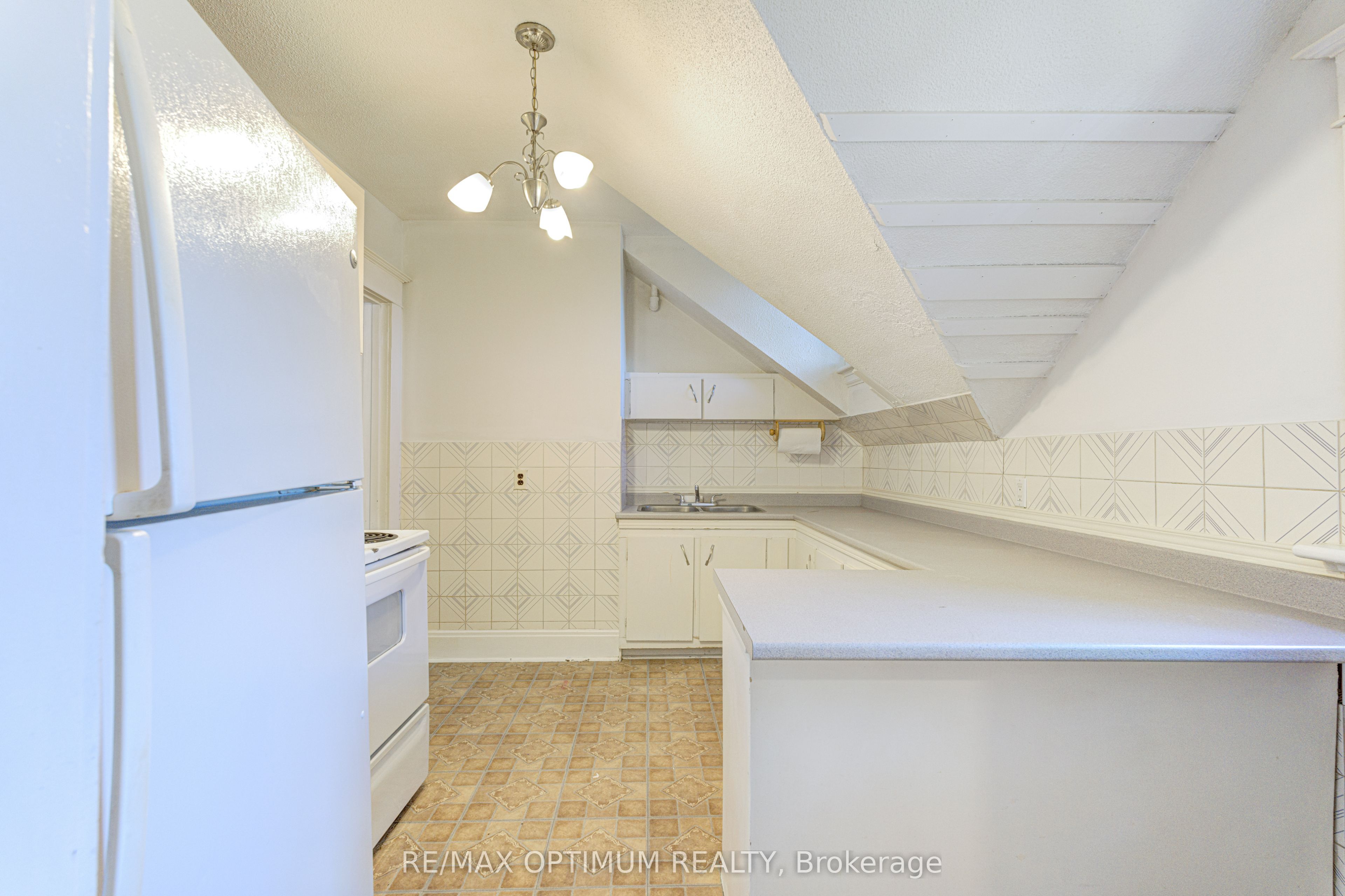 916 Queenston Road Property Photo 24