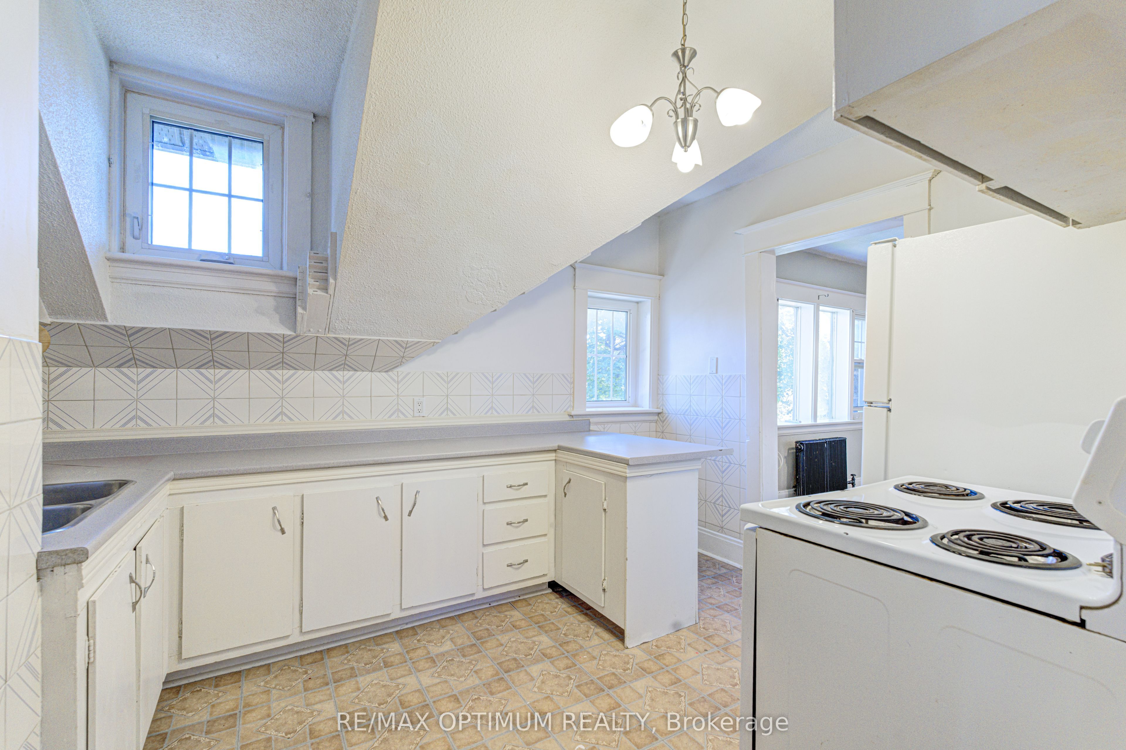 916 Queenston Road Property Photo 25