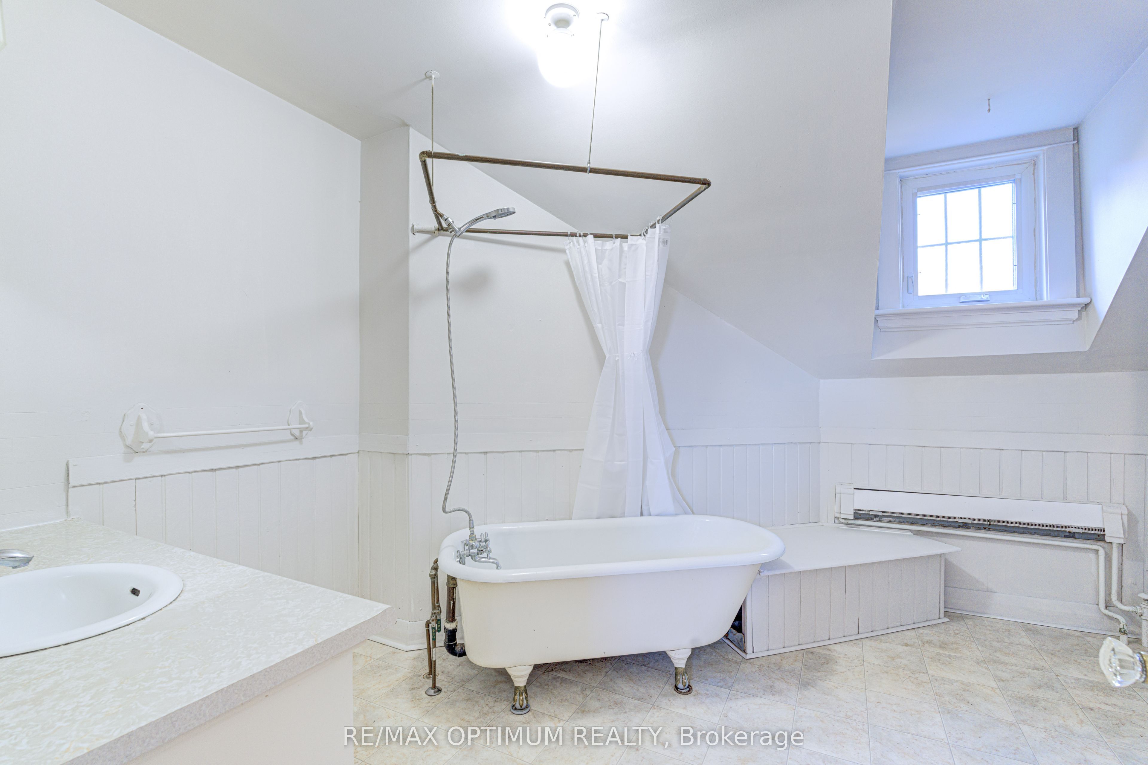 916 Queenston Road Property Photo 26
