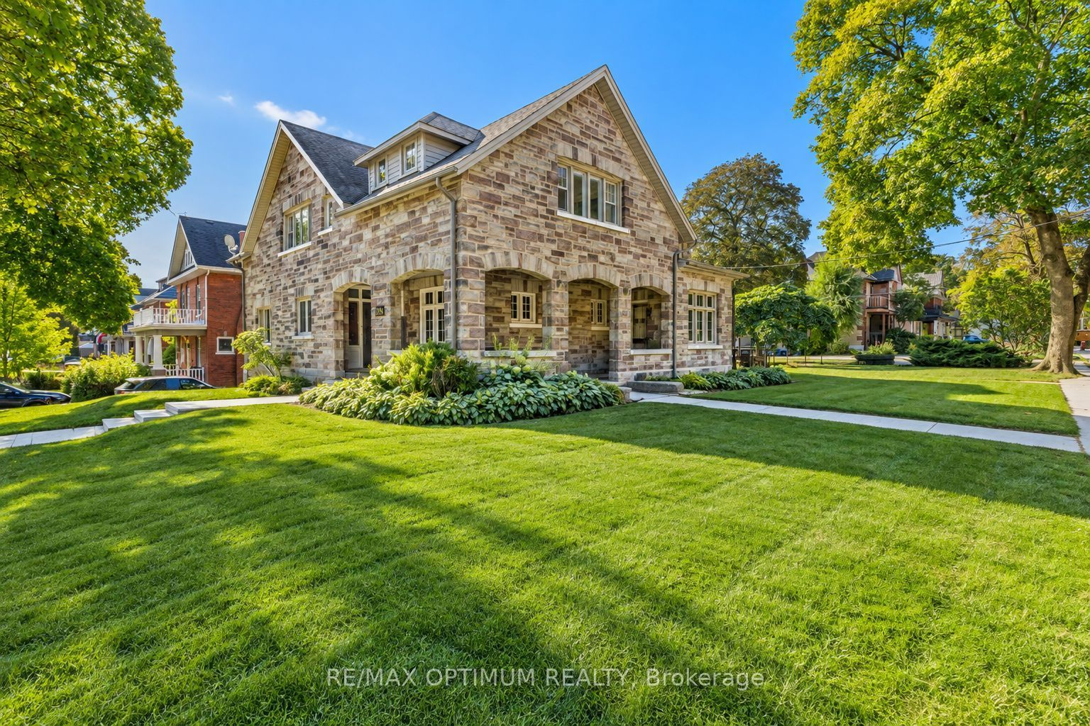 916 Queenston Road Property Photo 1