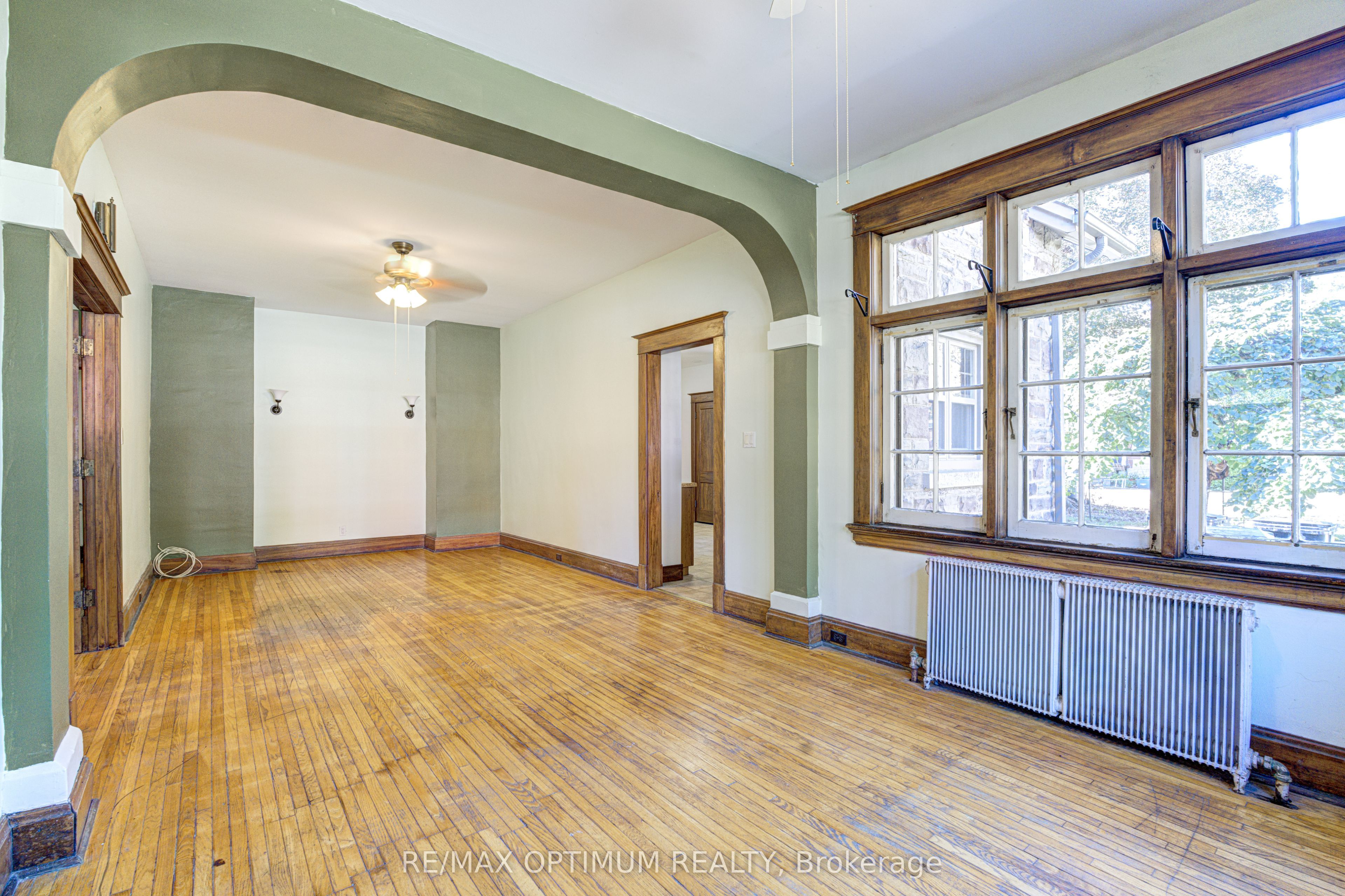 916 Queenston Road Property Photo 9