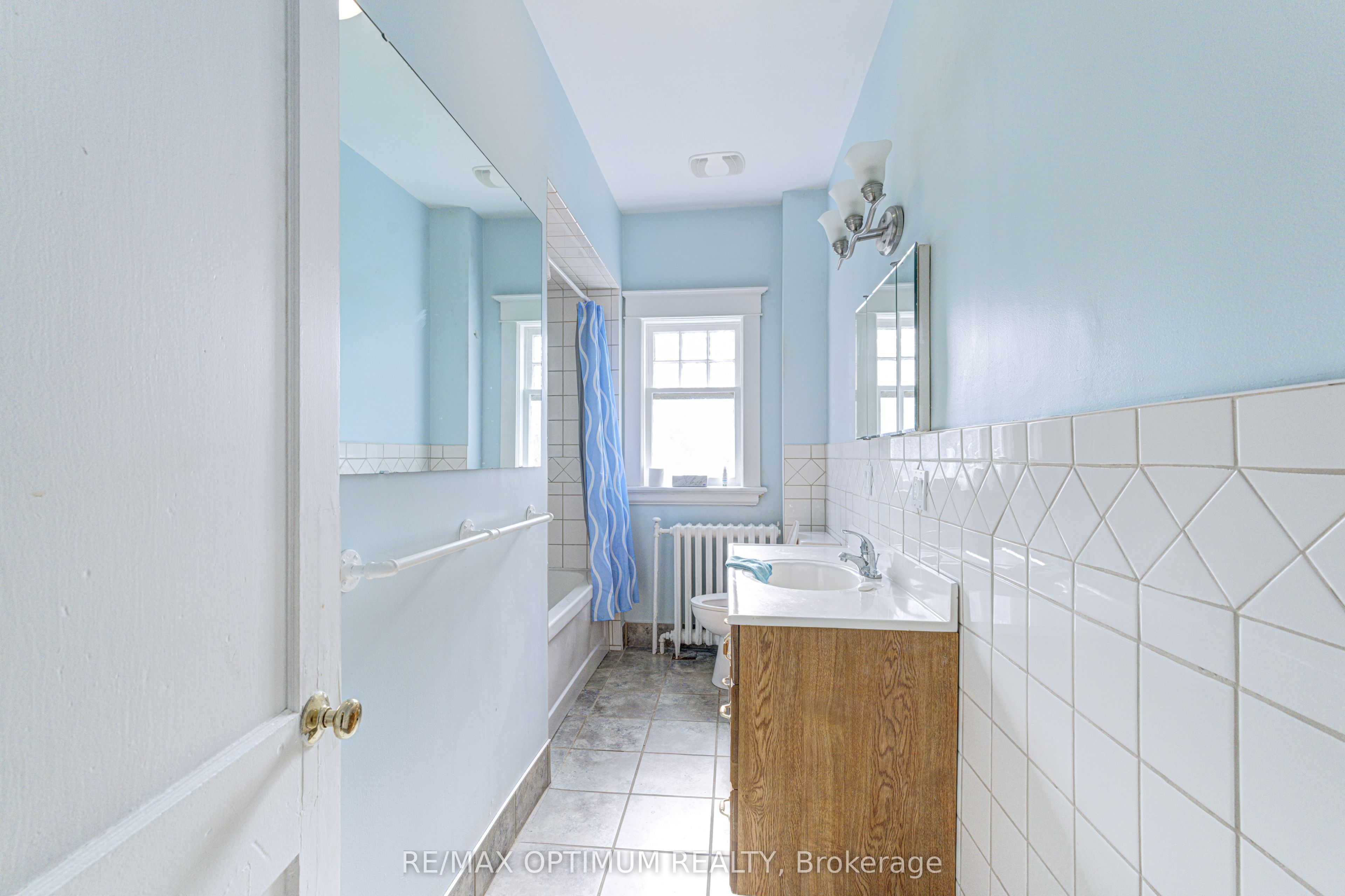916 Queenston Road Property Photo 14