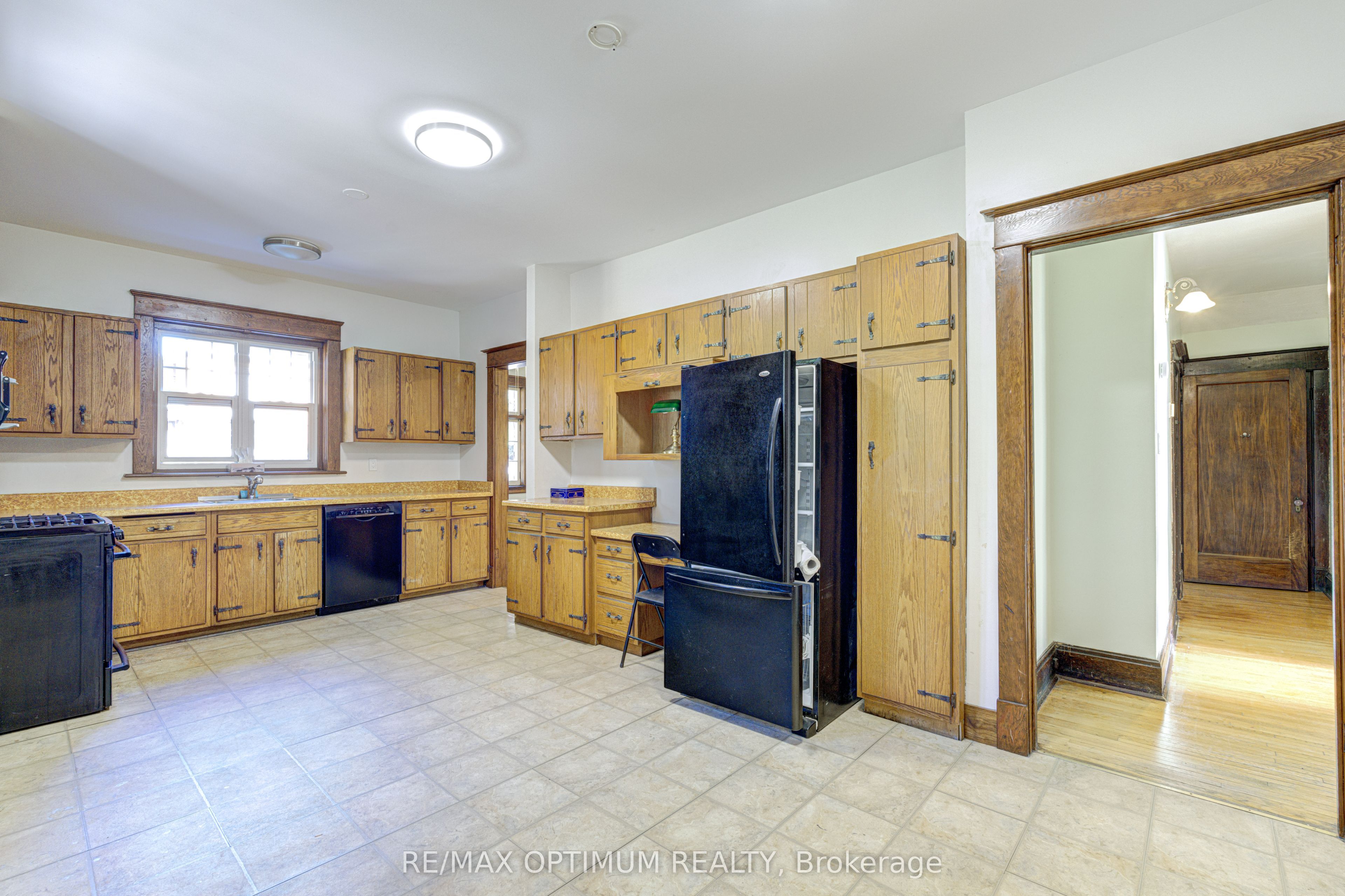 916 Queenston Road Property Photo 17