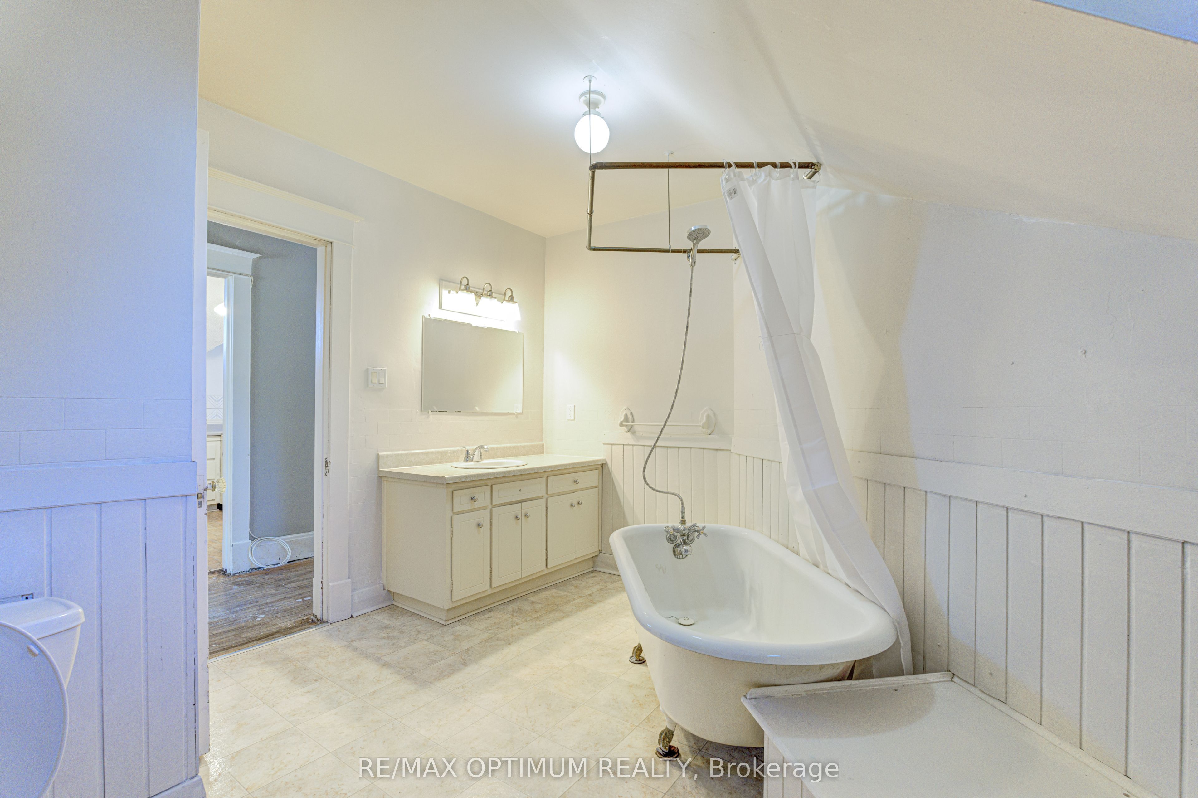 916 Queenston Road Property Photo 27