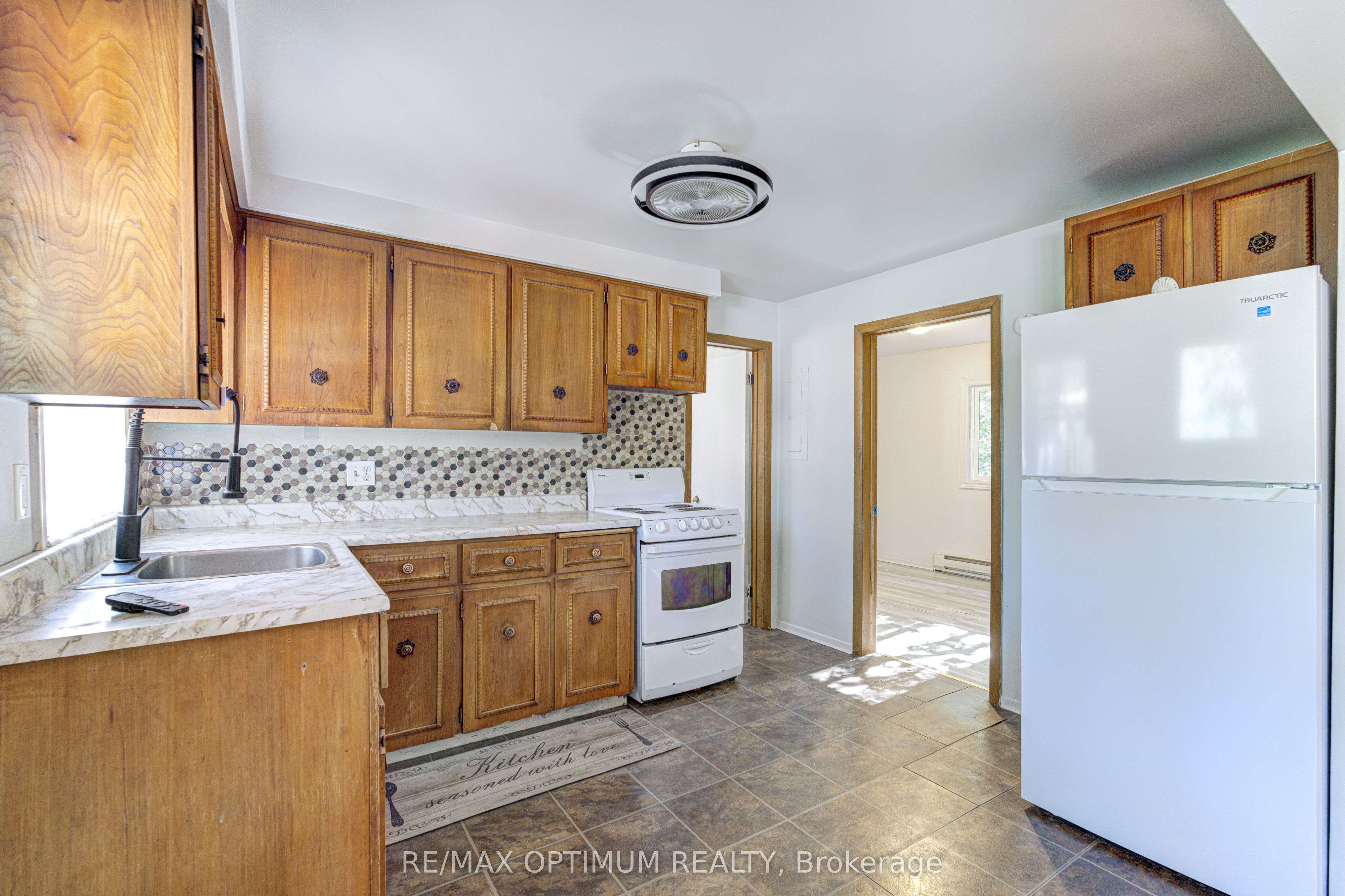 916 Queenston Road Property Photo 33