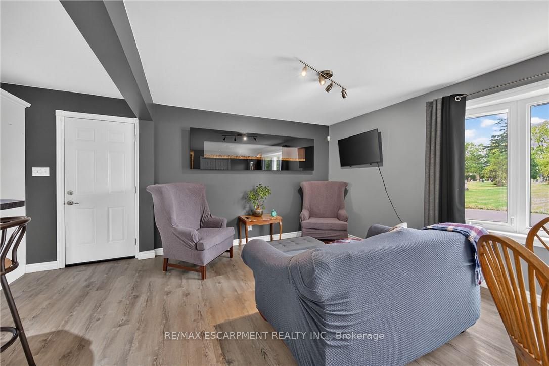 28 Nelles Street E Property Photo 11