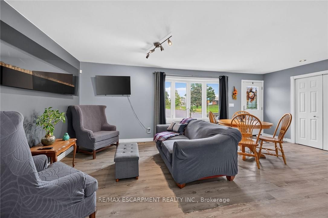 28 Nelles Street E Property Photo 15