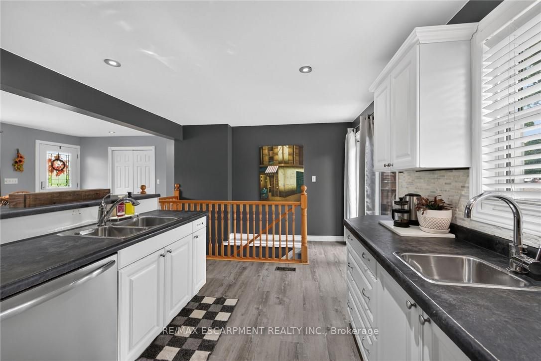 28 Nelles Street E Property Photo 23