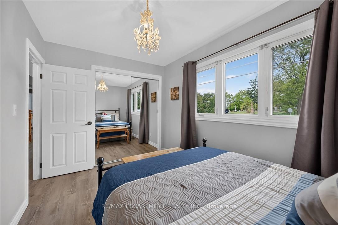 28 Nelles Street E Property Photo 29