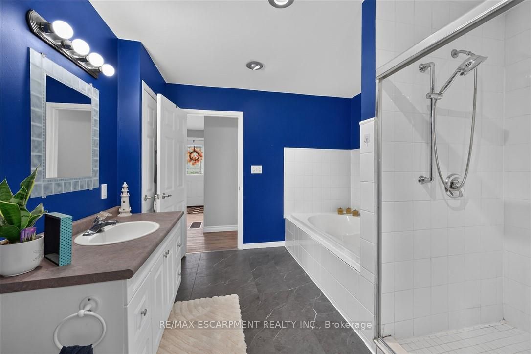 28 Nelles Street E Property Photo 32