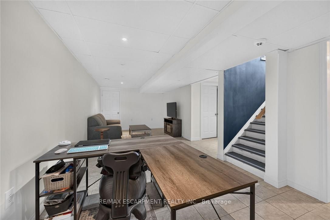 28 Nelles Street E Property Photo 35