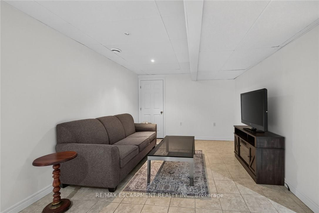28 Nelles Street E Property Photo 37