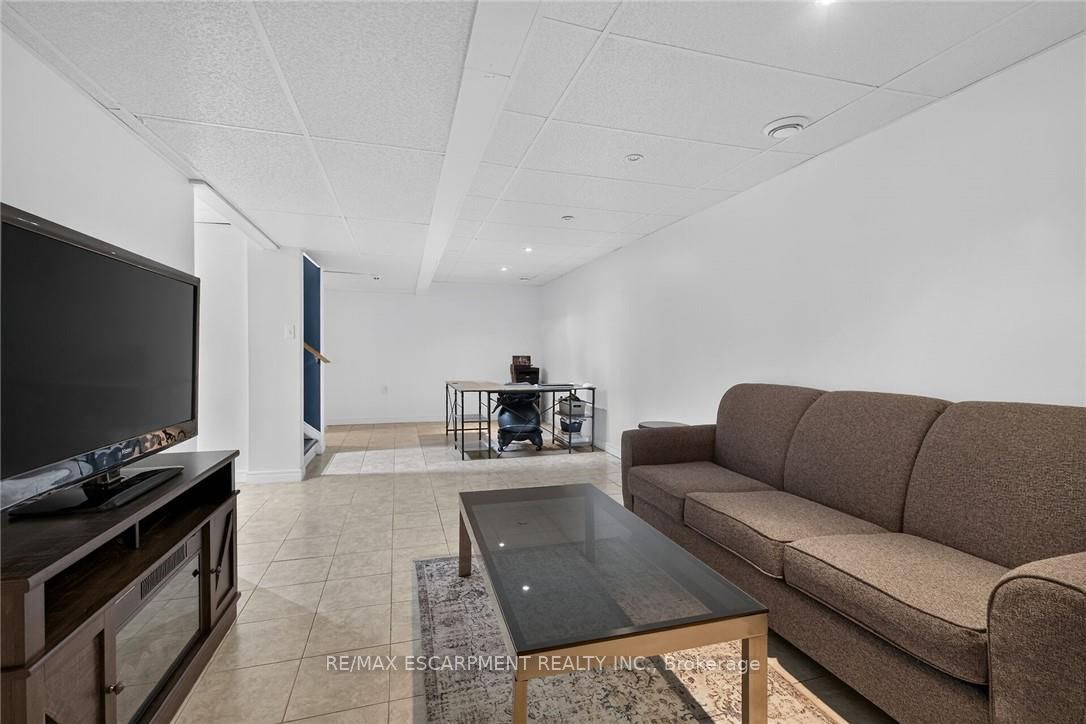 28 Nelles Street E Property Photo 38