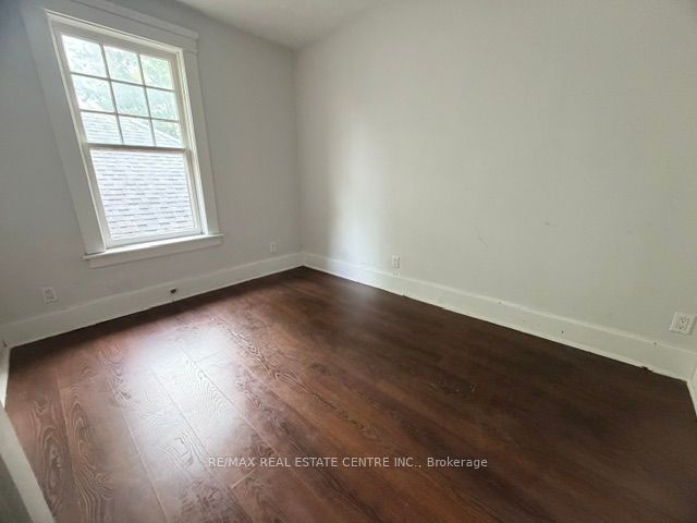 512 Downie Street Property Photo 3