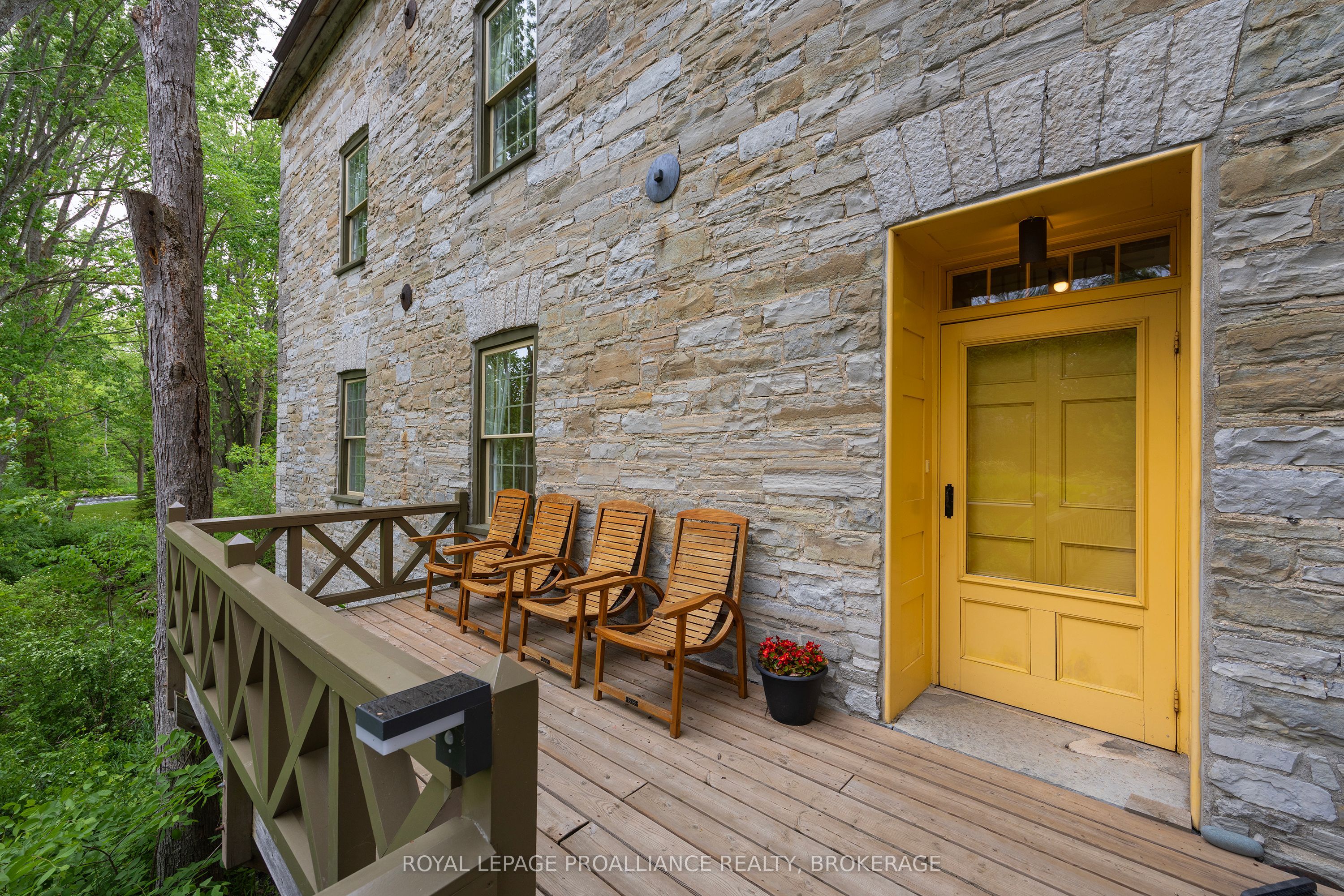 28 Front Street Property Photo 9
