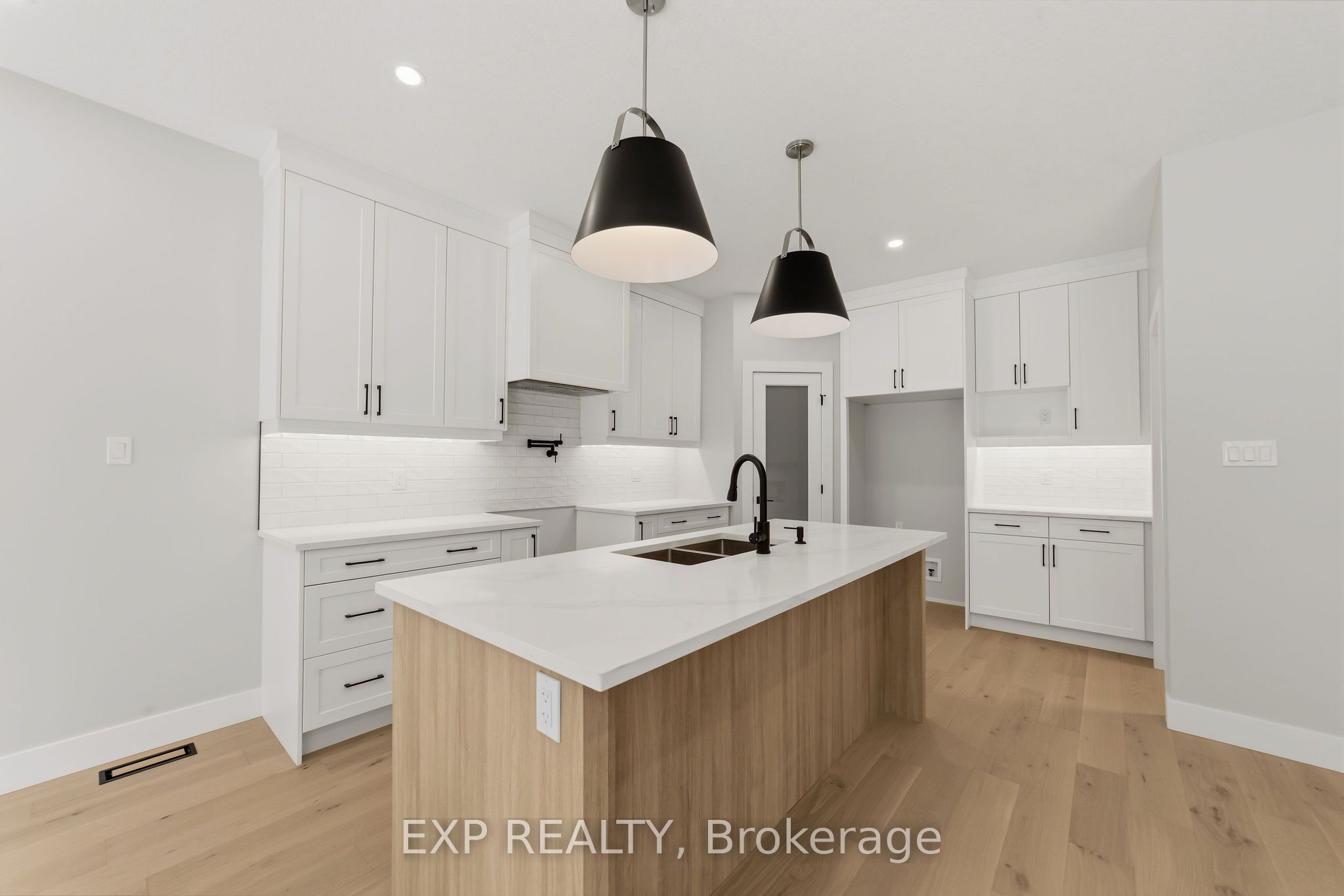 430 Head Street N 30 Property Photo 6