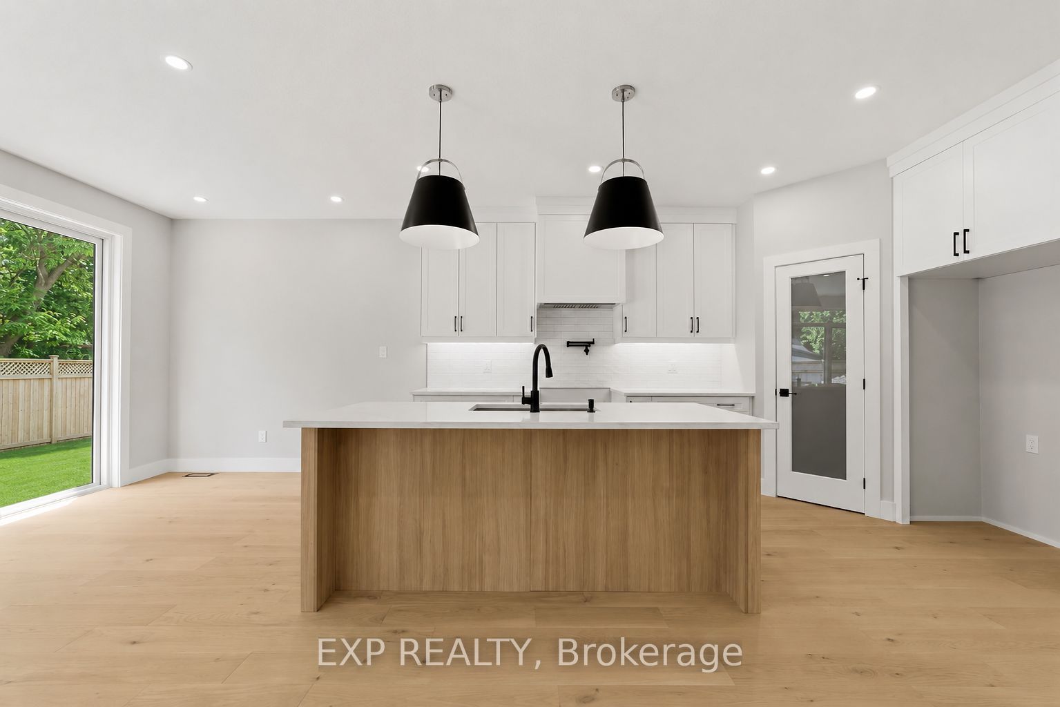 430 Head Street N 30 Property Photo 12