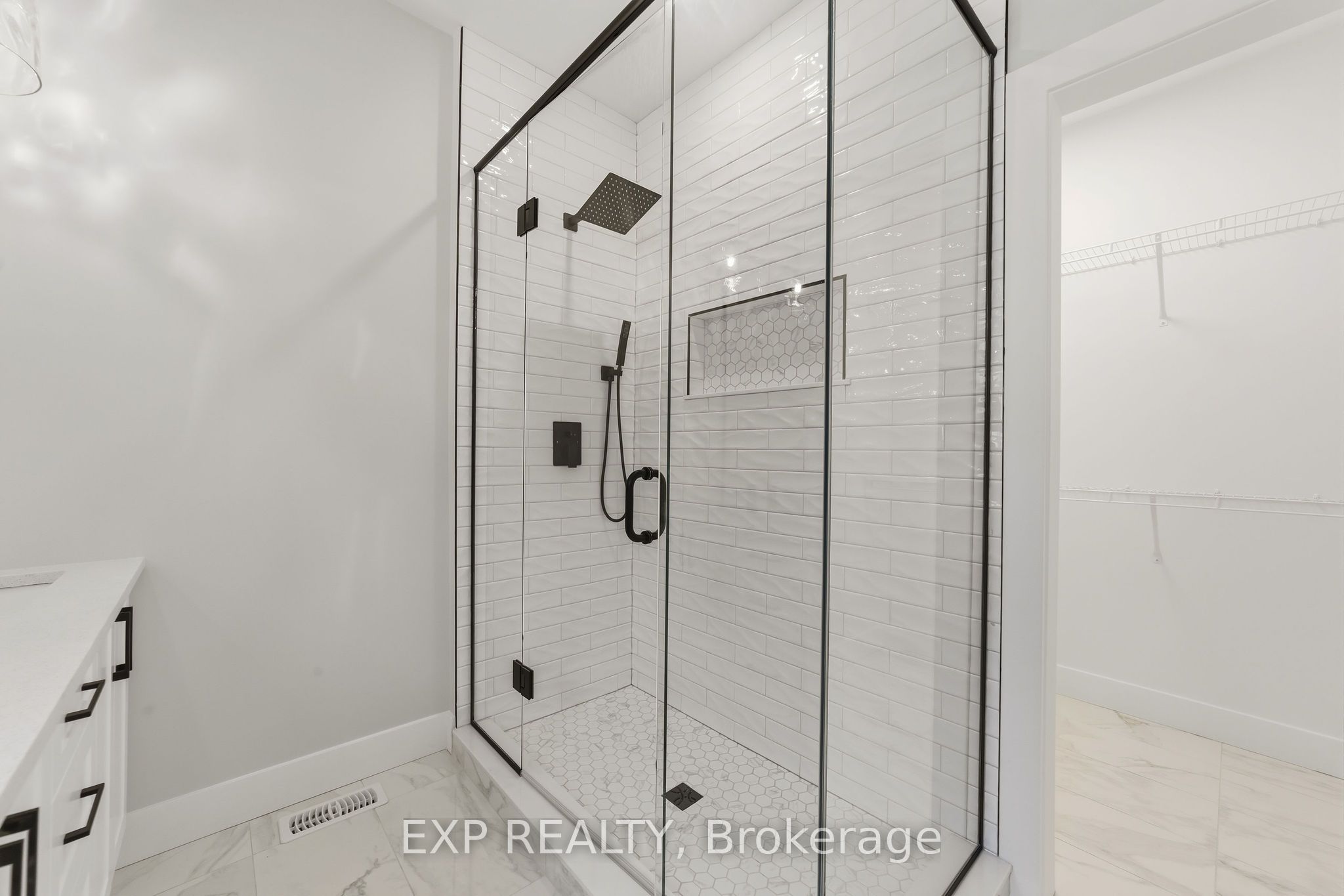 430 Head Street N 30 Property Photo 18