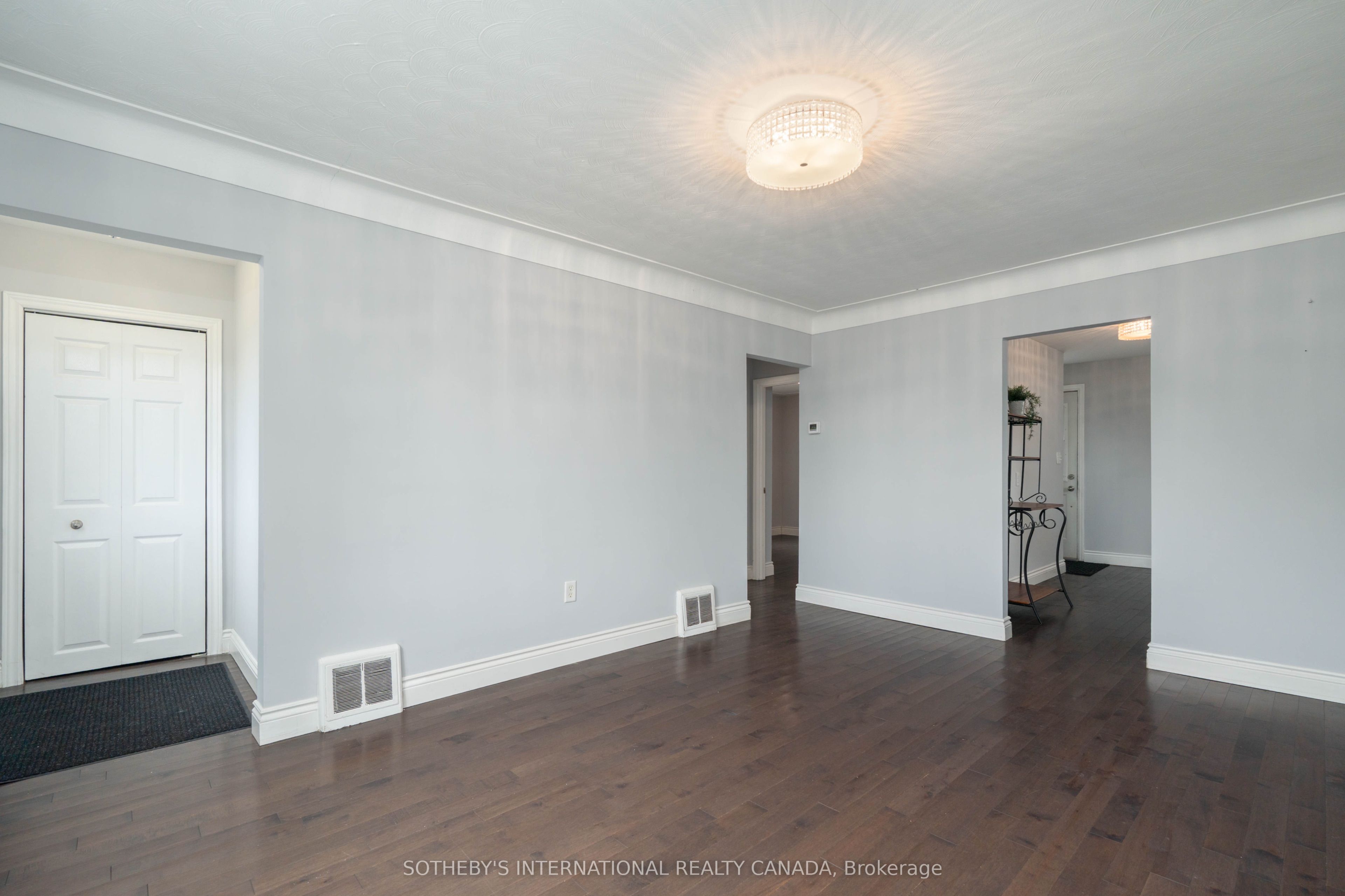 416 Fennell Avenue E Property Photo 5