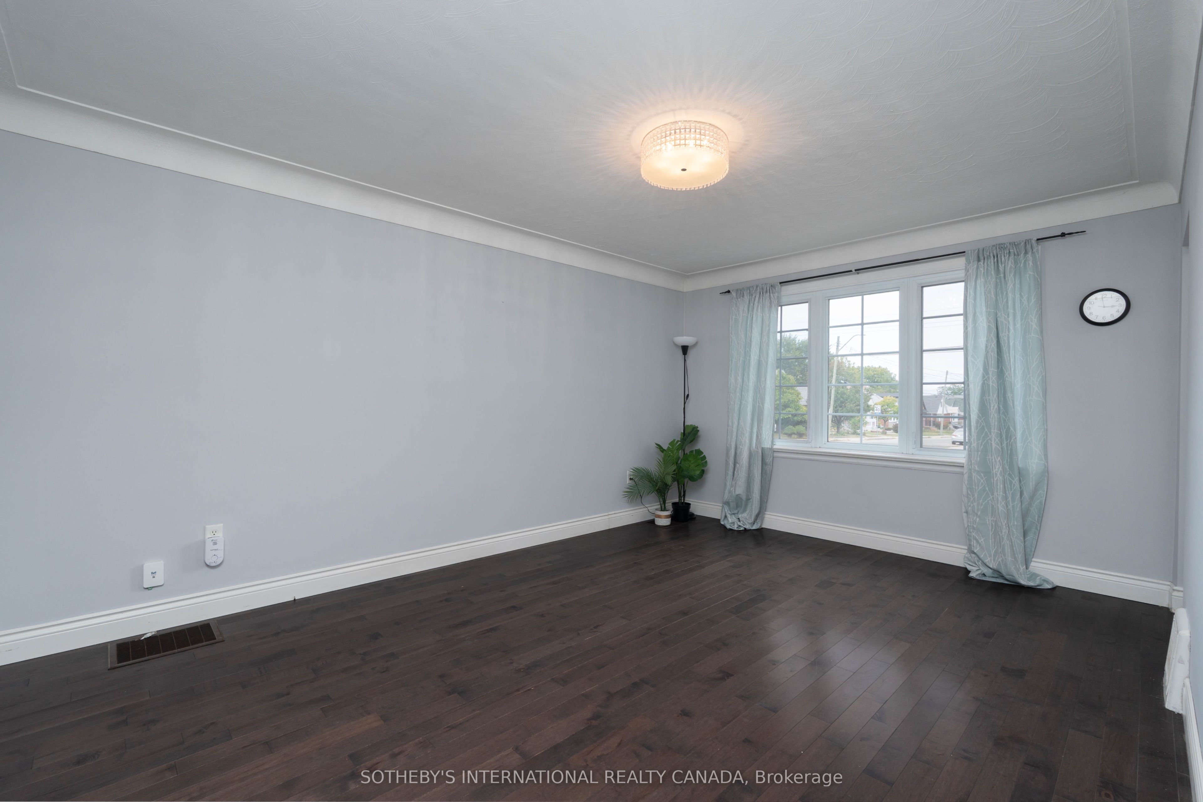 416 Fennell Avenue E Property Photo 7