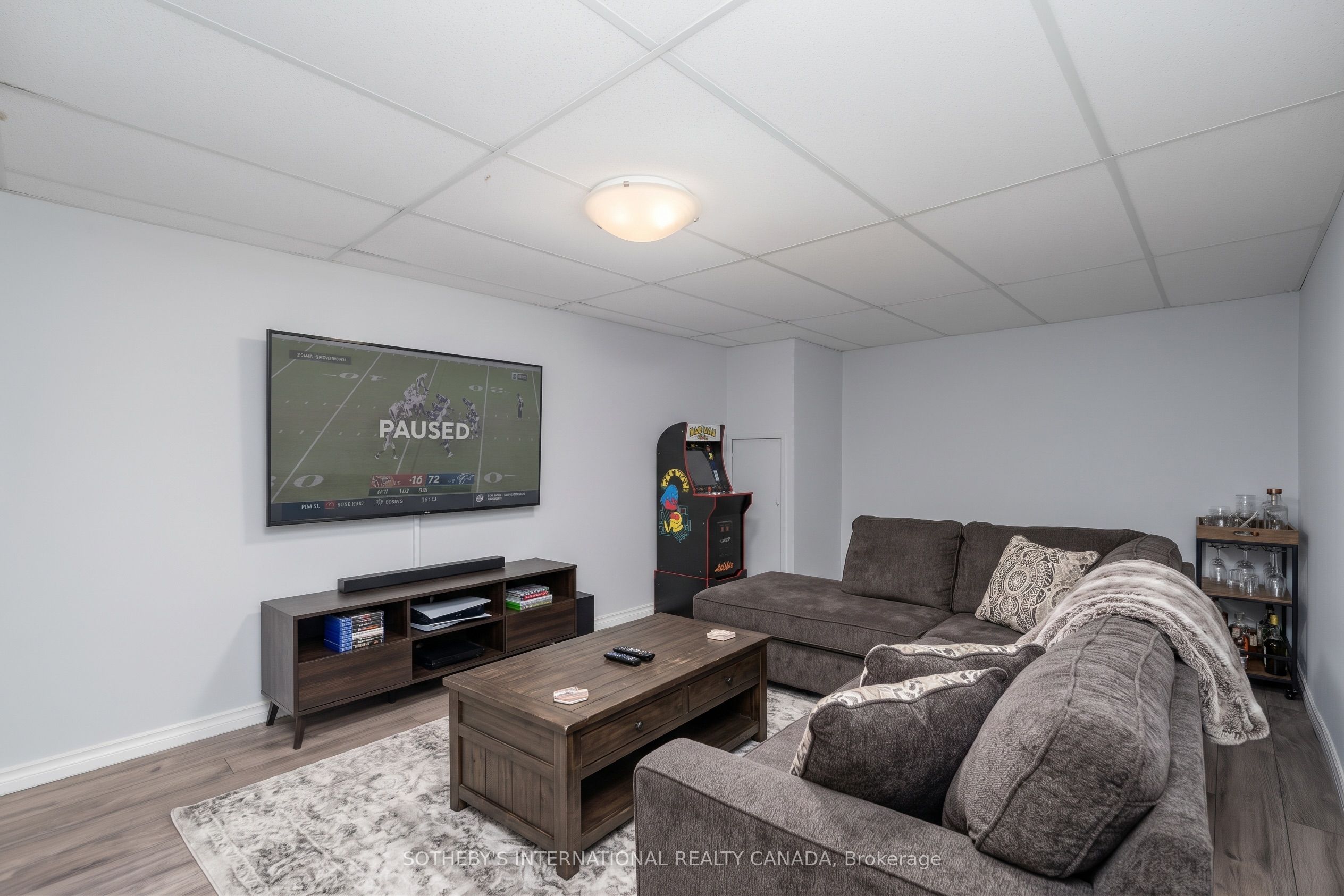 416 Fennell Avenue E Property Photo 18